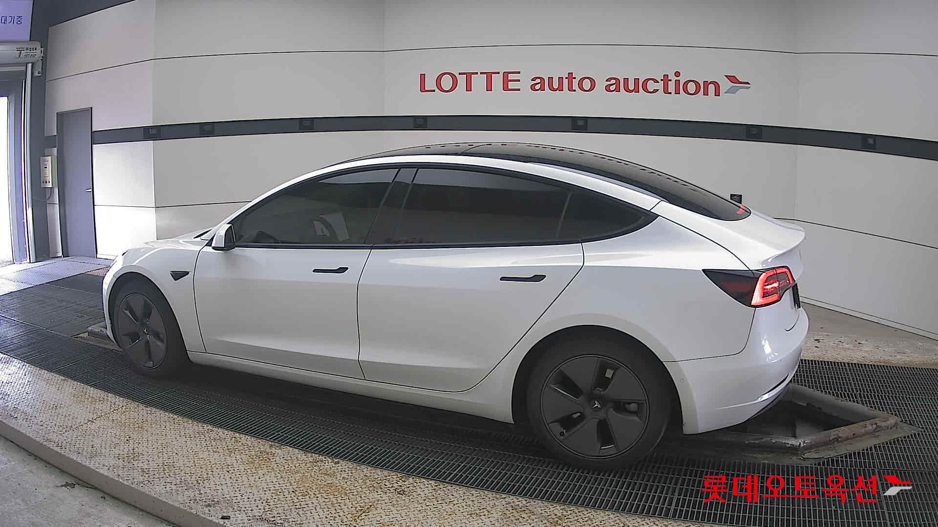 TESLA Model 3 2021 - 이미지 14