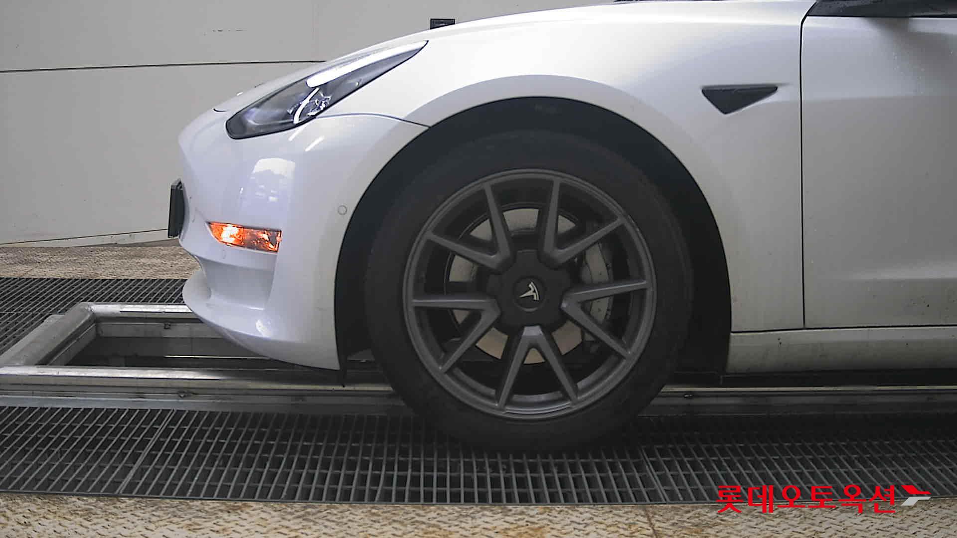 Tesla Model 3 - 25