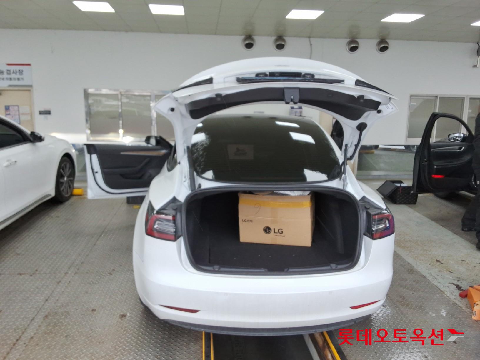 Tesla Model 3 - 9