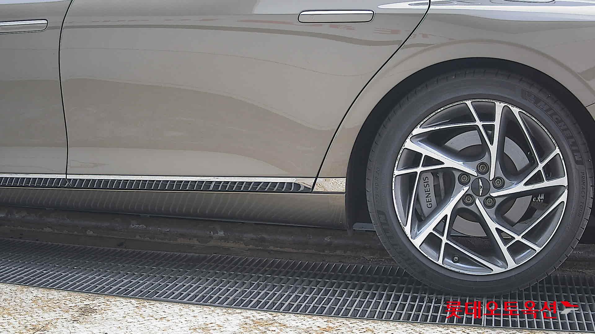 2022 - Genesis G90