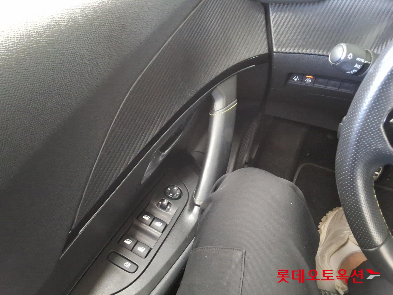 2021 - Peugeot E-2008