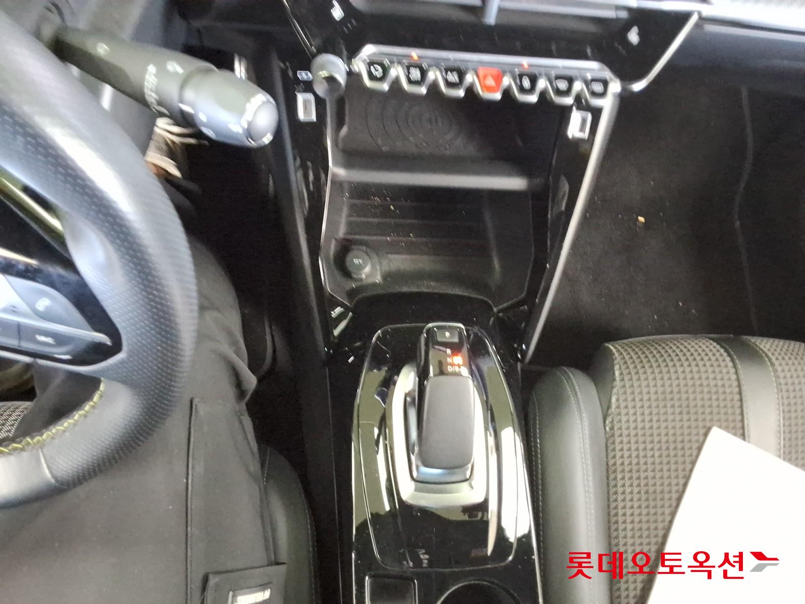 2021 - Peugeot E-2008