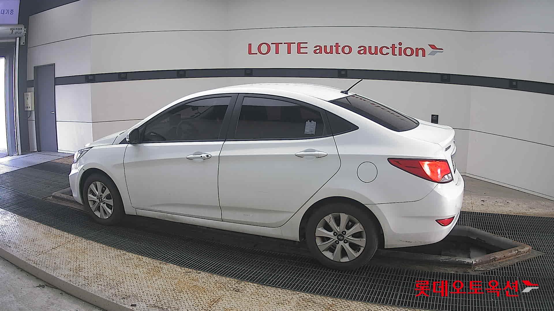 هيونداي أكسنت 2016 - صورة 14