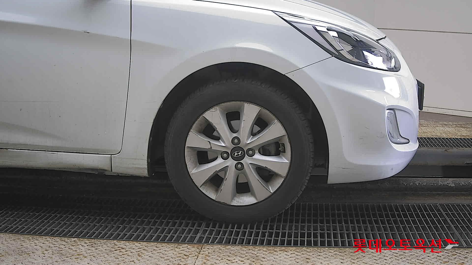 هيونداي أكسنت 2016 - صورة 27