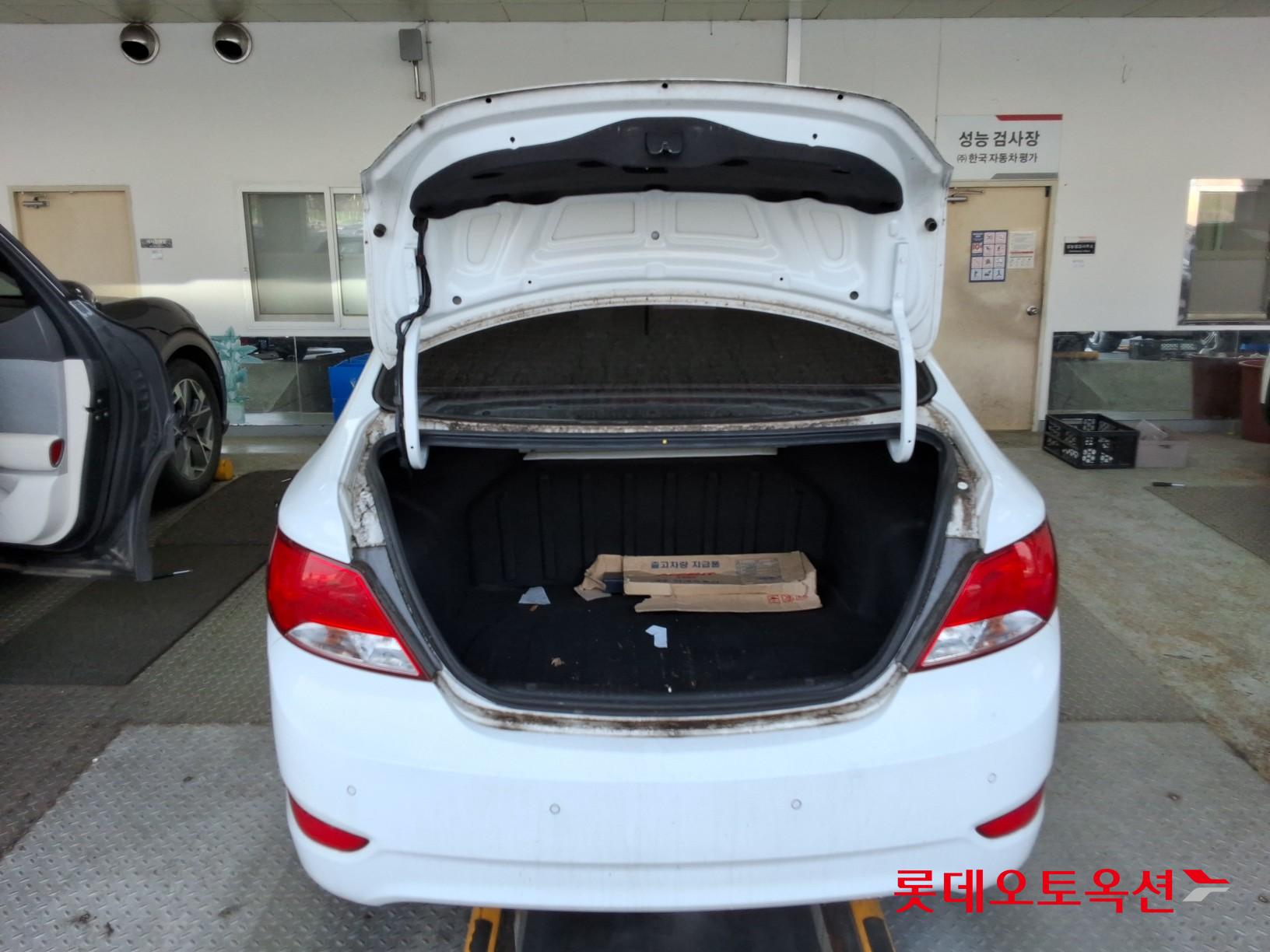 هيونداي أكسنت 2016 - صورة 9