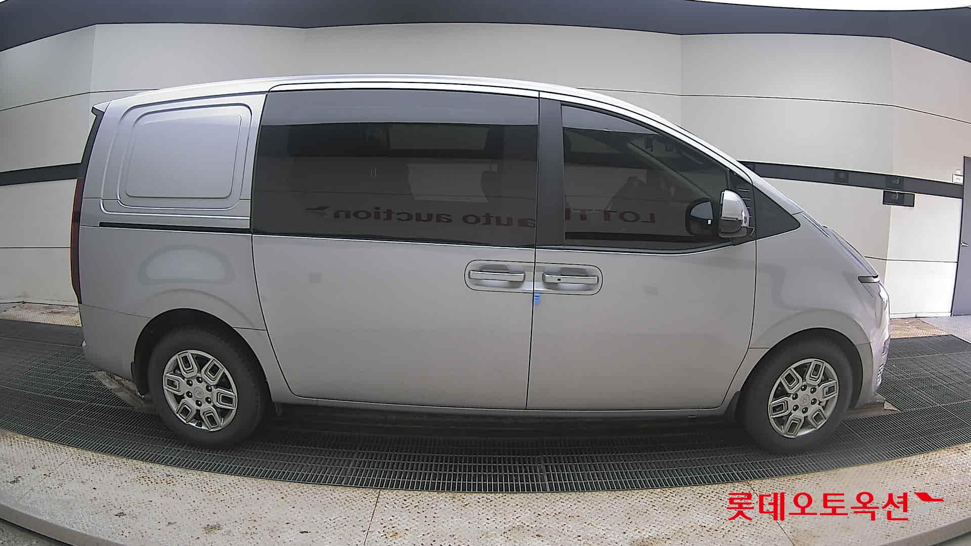 Hyundai Staria 2023 - Image 21