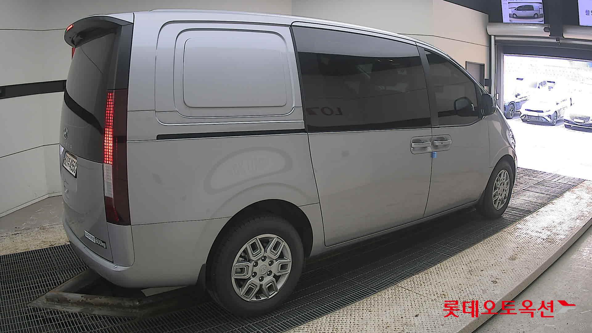 Hyundai Staria 2023 - Image 19