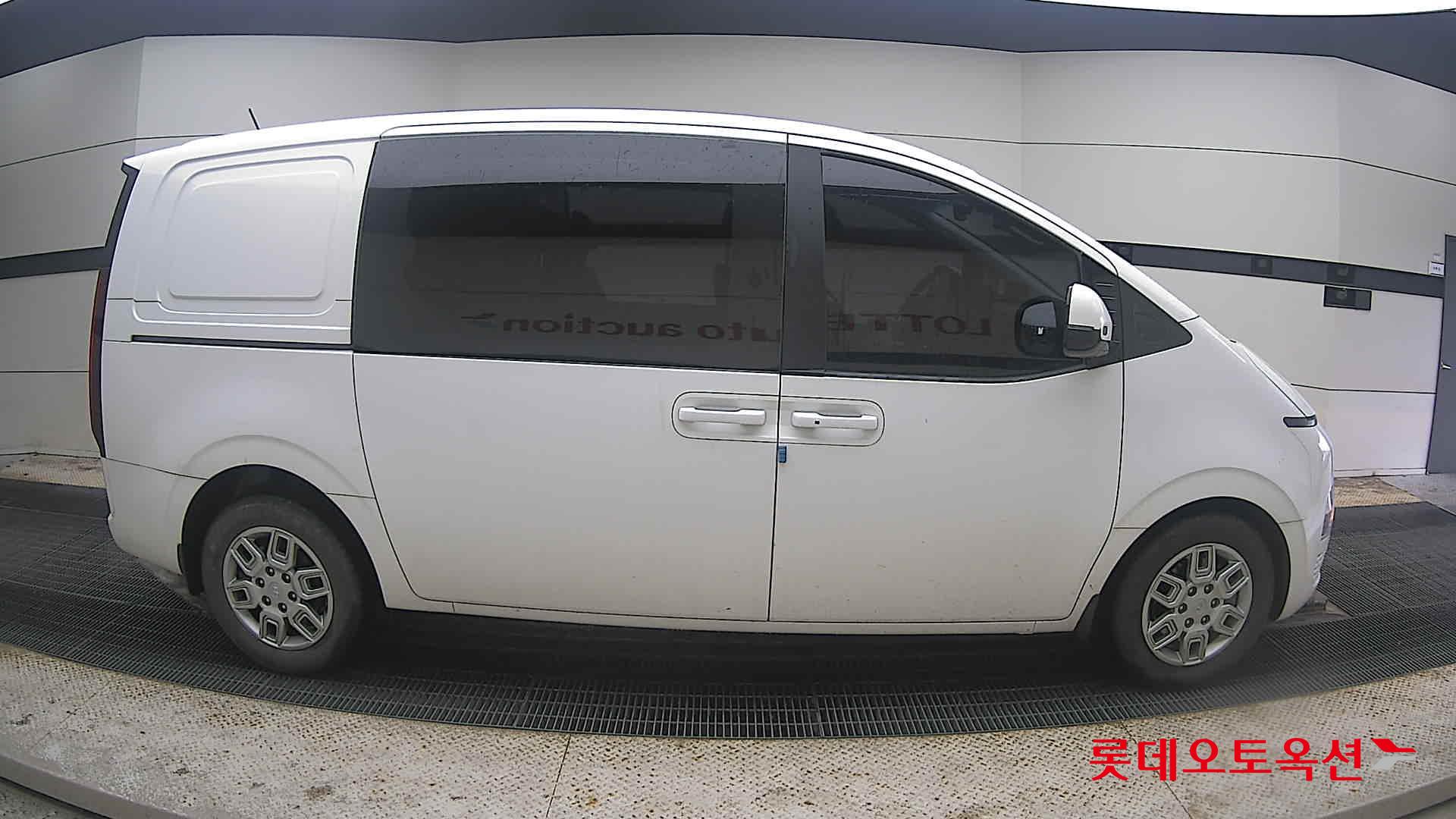 Hyundai Staria 2022 Белый из Кореи, фото 3