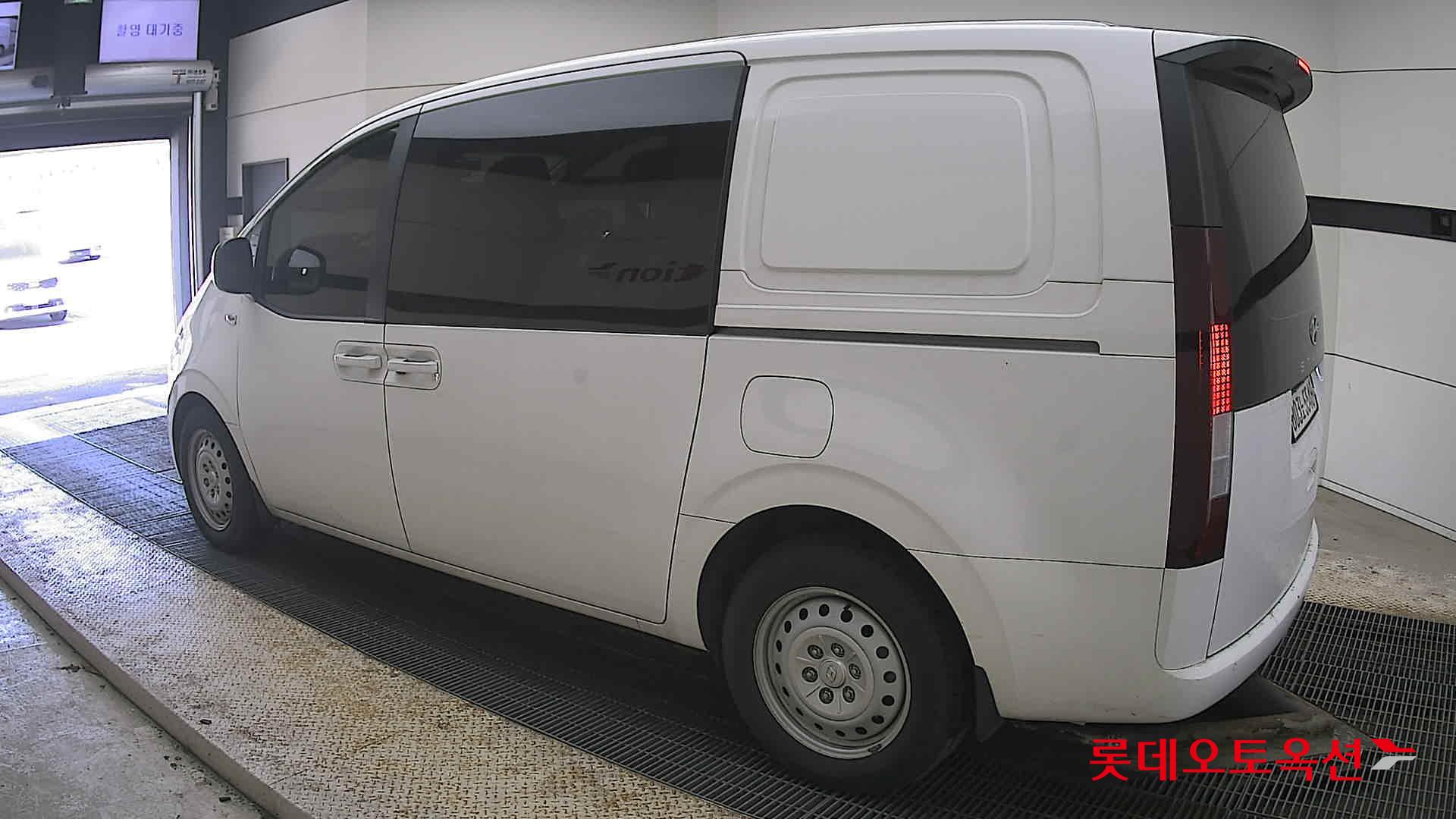 هيونداي ستاريا 2023 - صورة 15