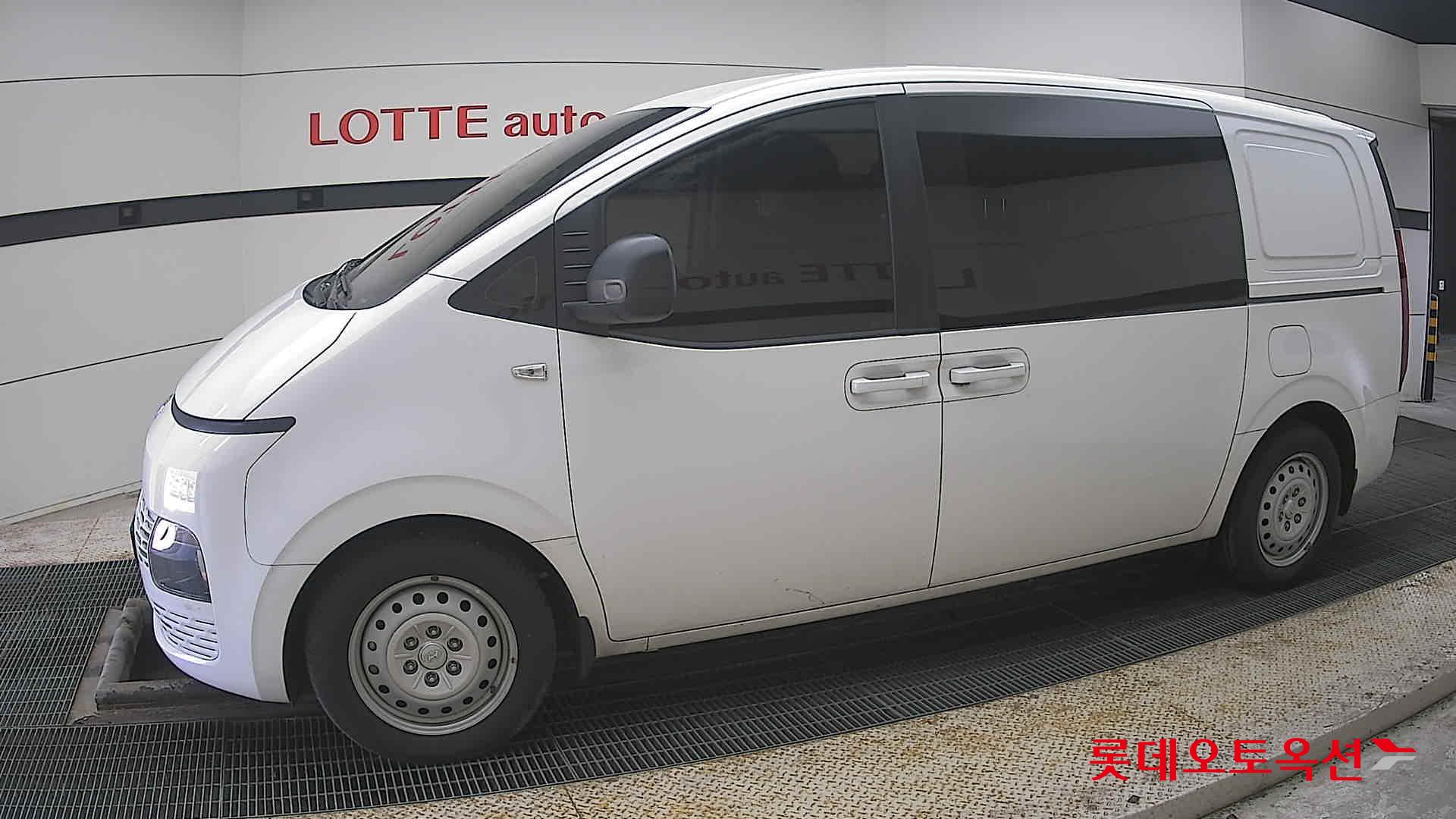 هيونداي ستاريا 2023 - صورة 12