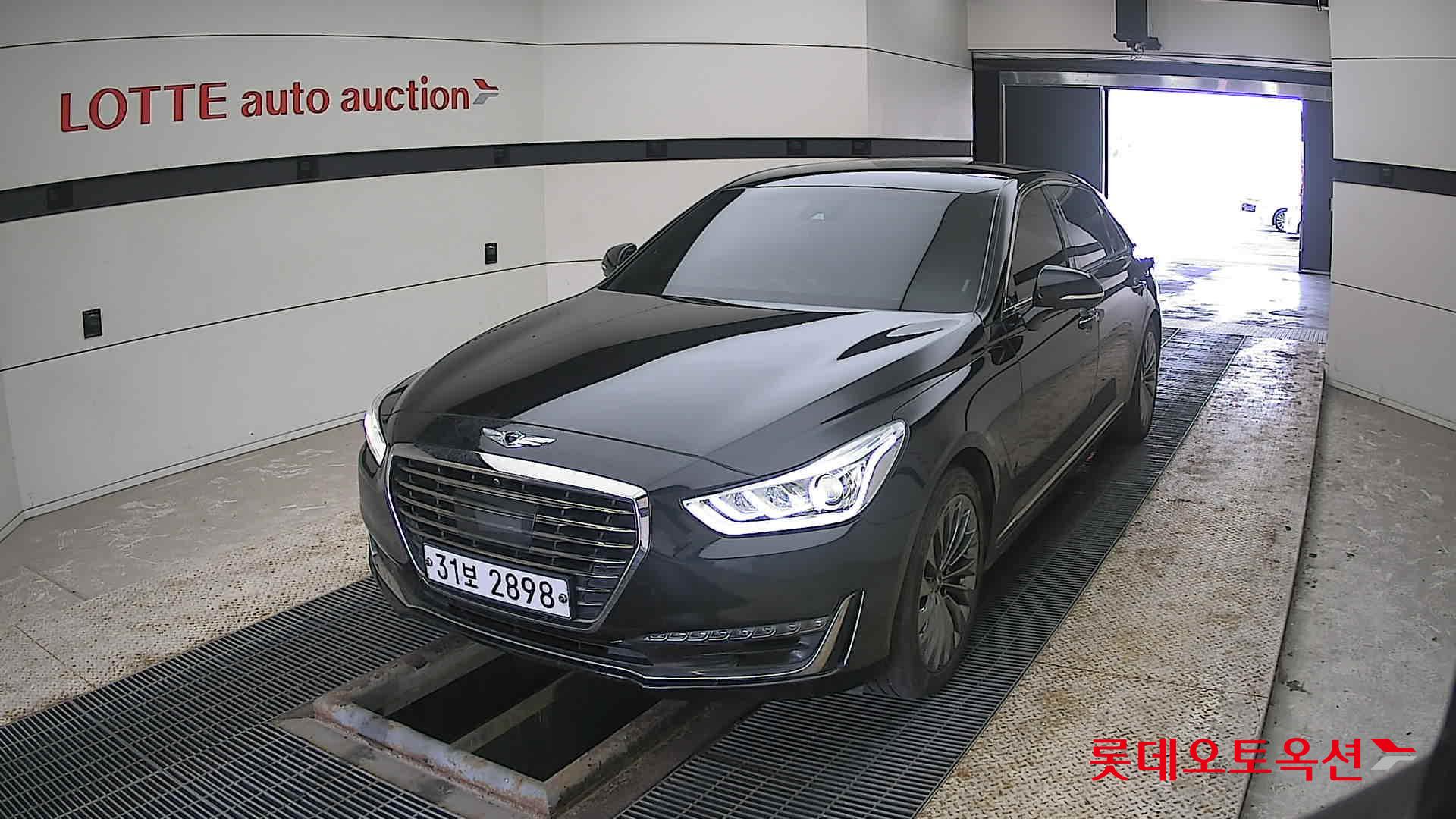 2016 - Genesis EQ900