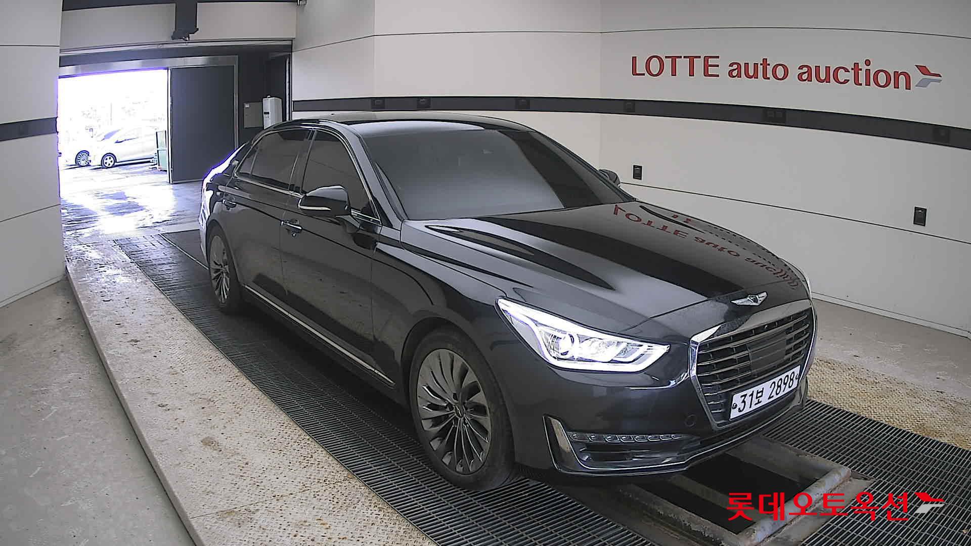 2016 - Genesis EQ900