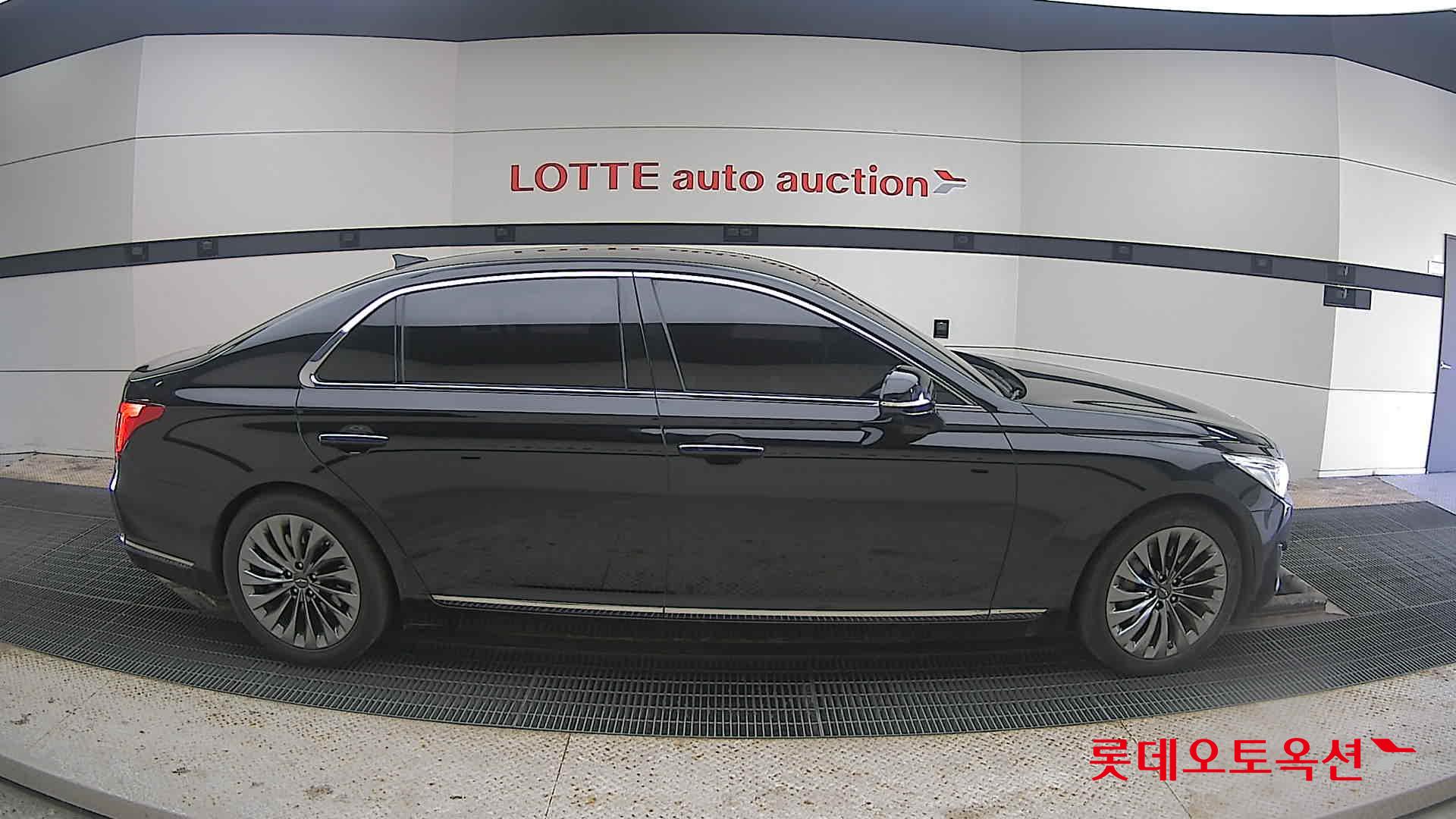 2016 - Genesis EQ900