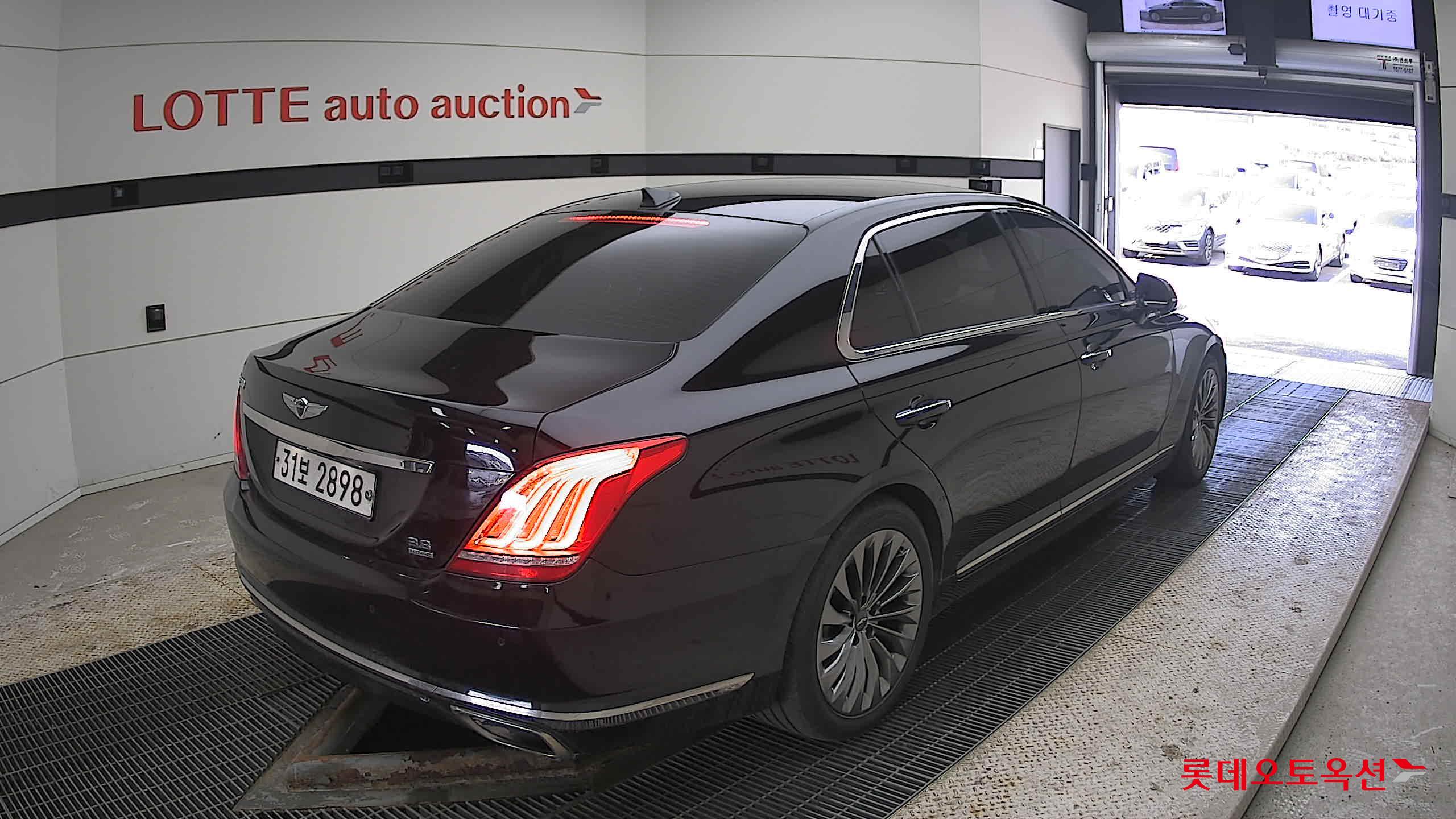 2016 - Genesis EQ900