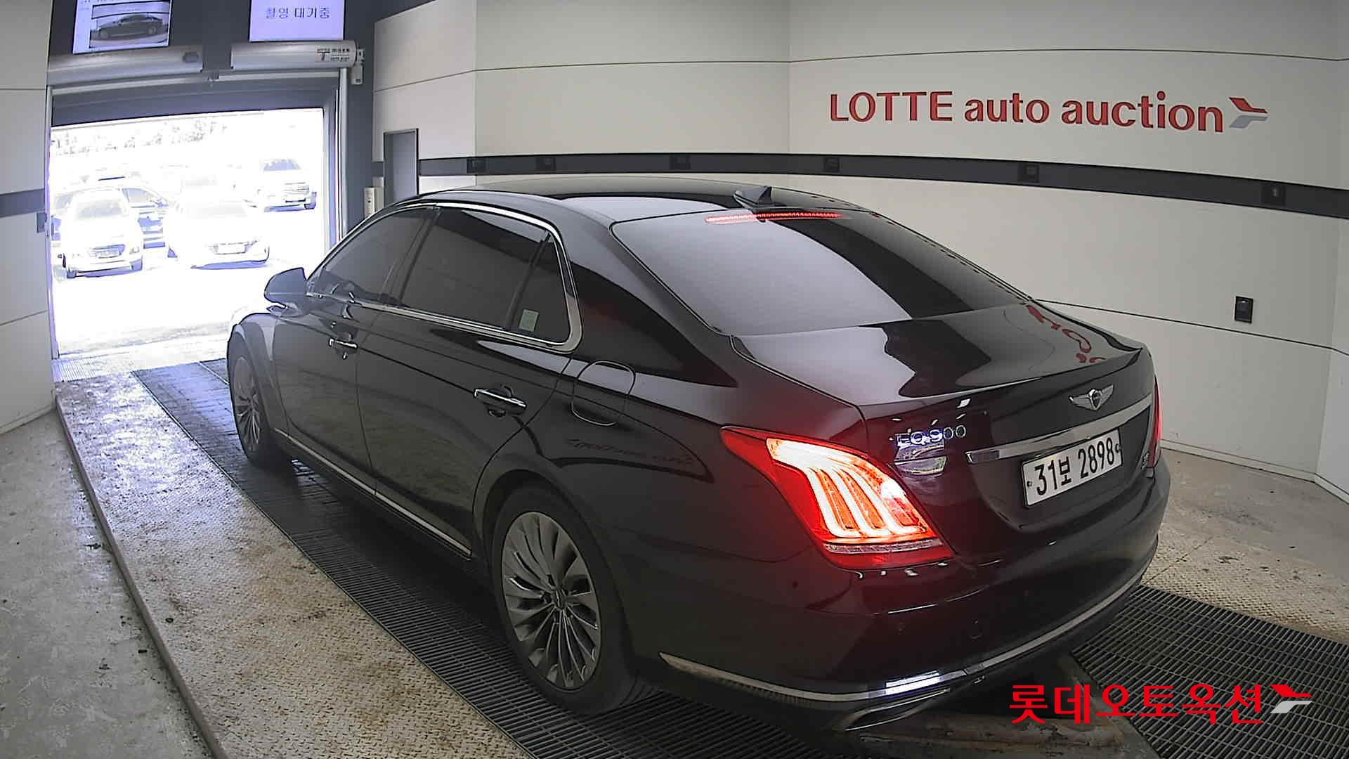 2016 - Genesis EQ900