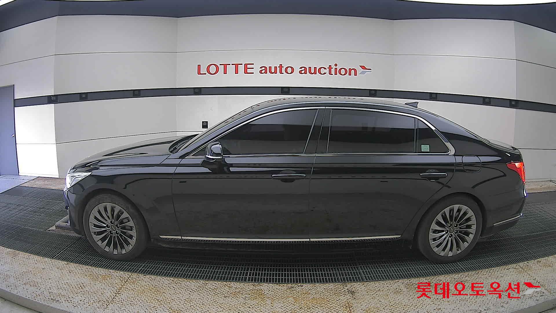 2016 - Genesis EQ900