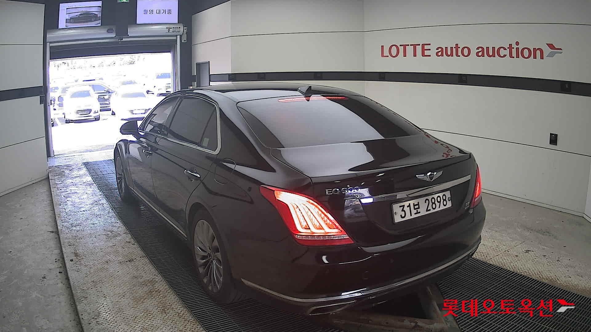 2016 - Genesis EQ900