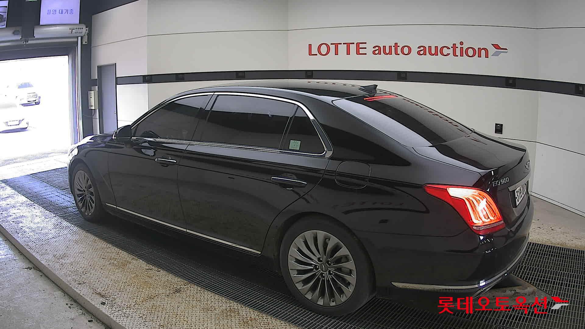 2016 - Genesis EQ900