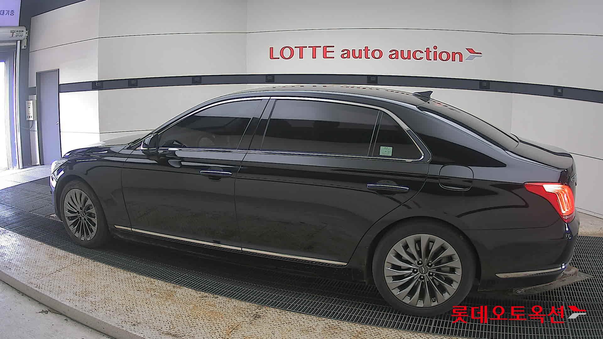 2016 - Genesis EQ900