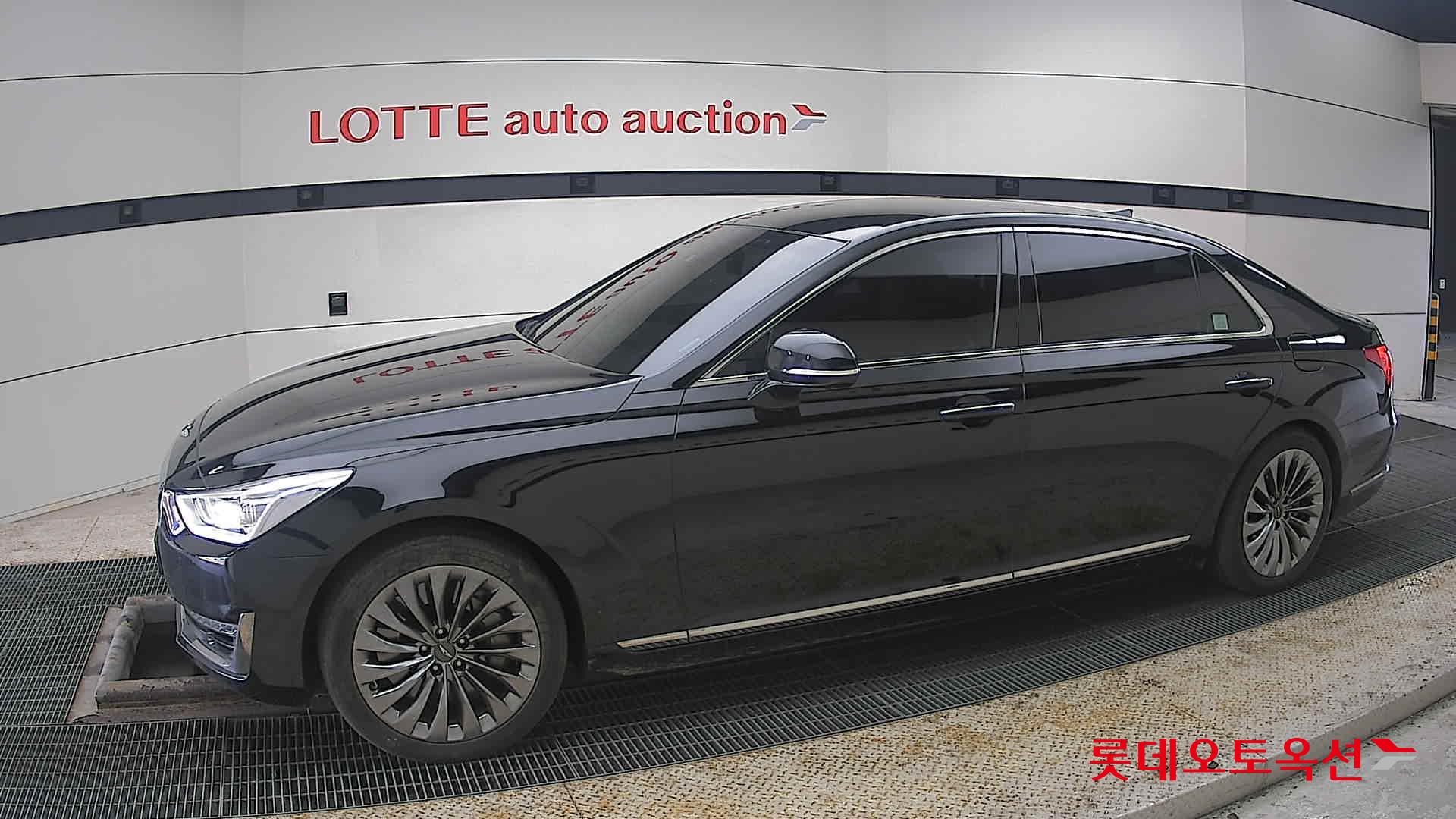 2016 - Genesis EQ900