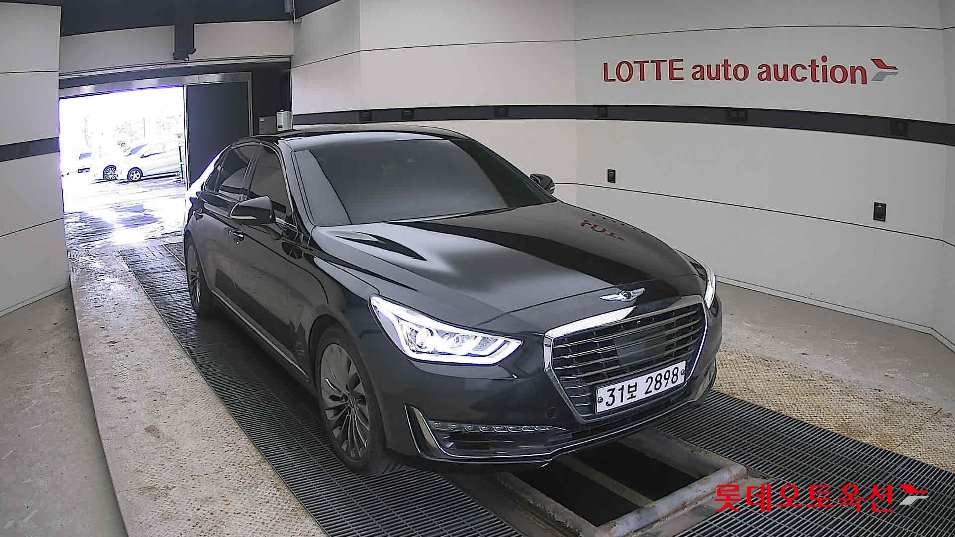 2016 - Genesis EQ900