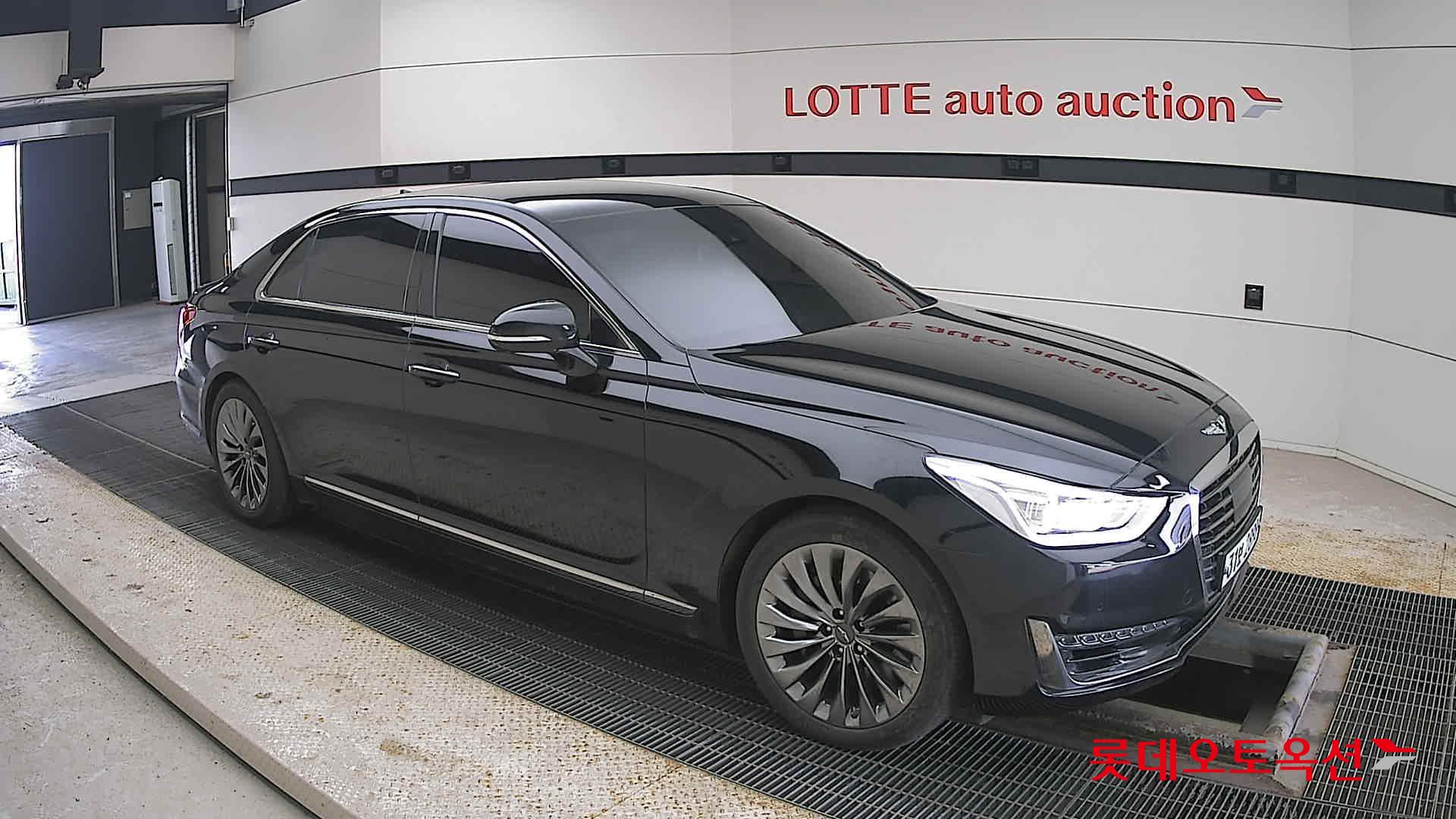 2016 - Genesis EQ900