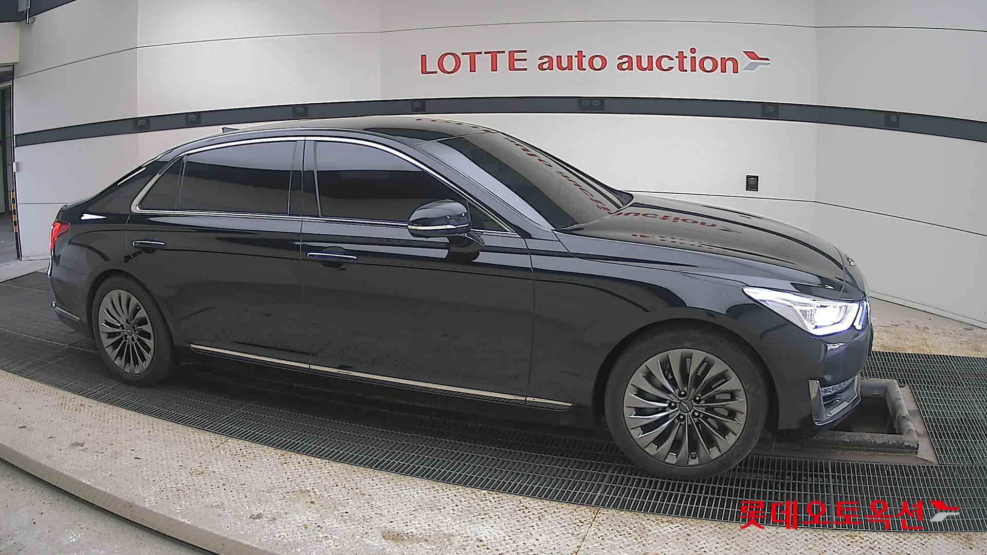 2016 - Genesis EQ900