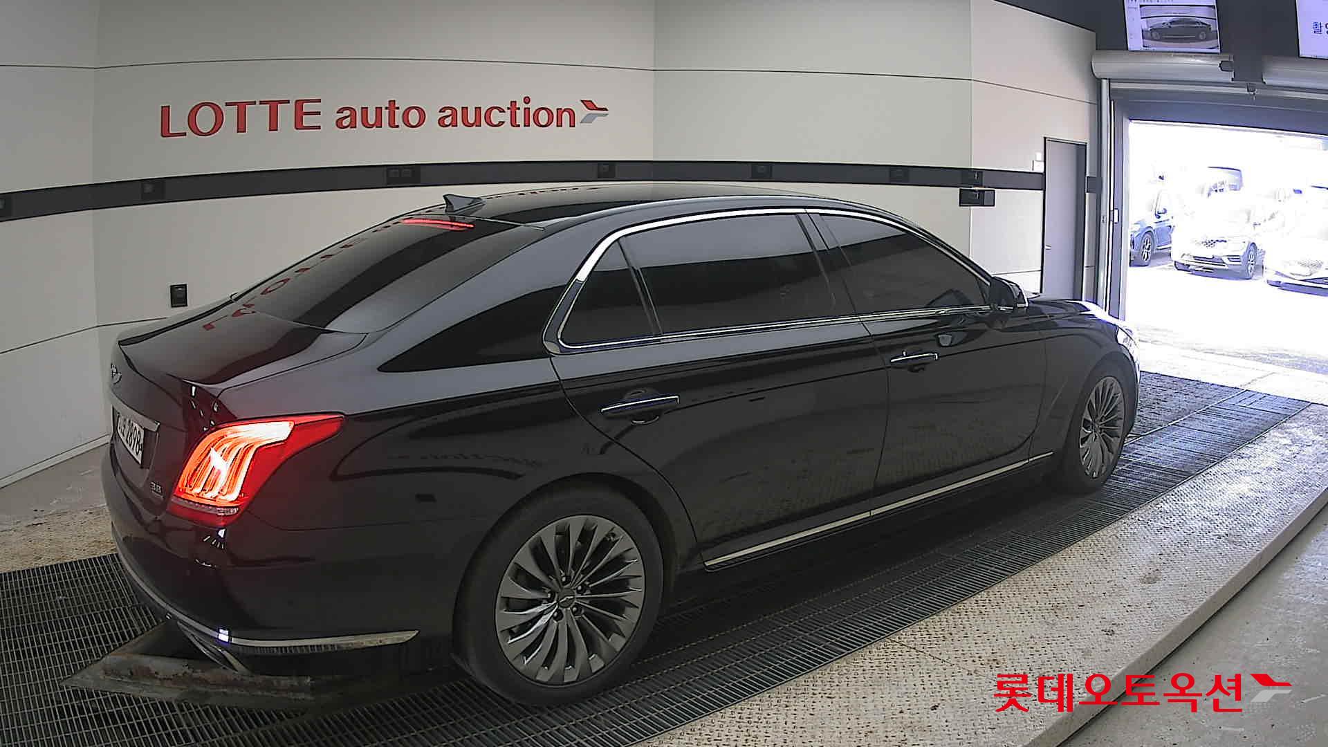 2016 - Genesis EQ900