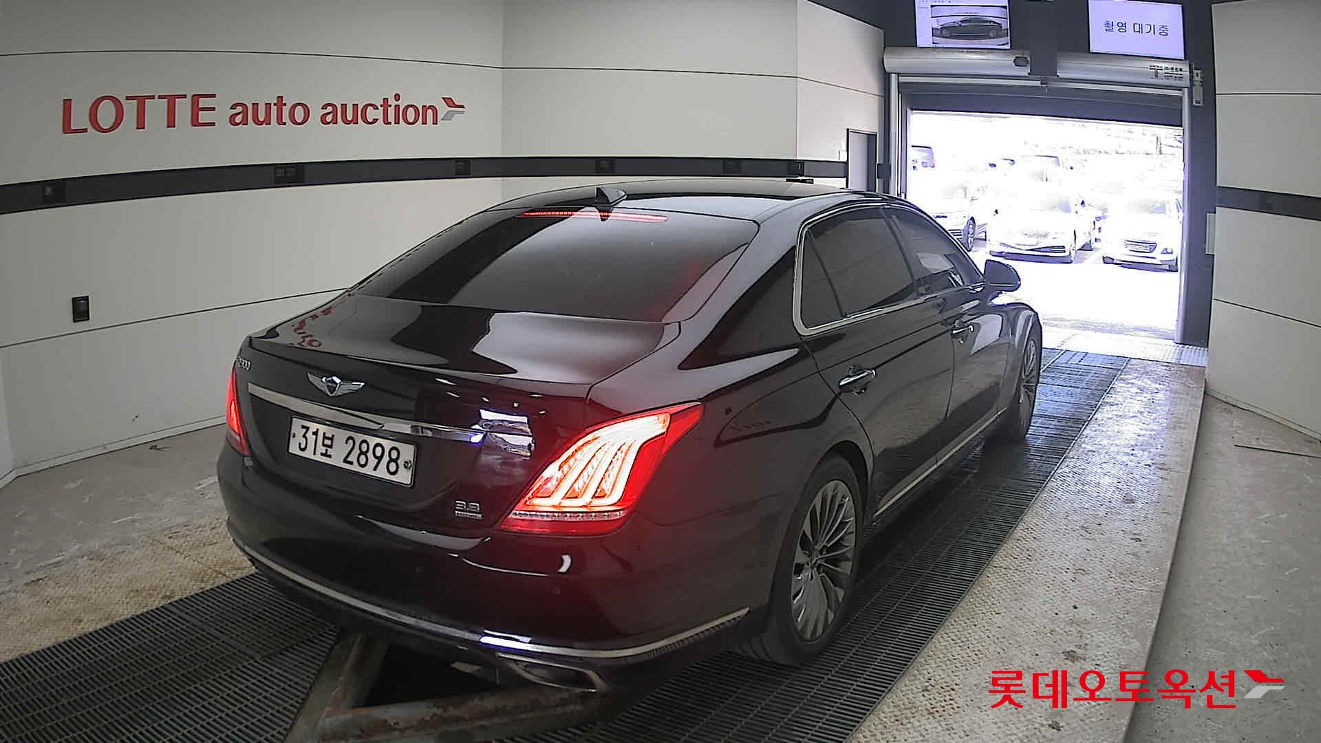 2016 - Genesis EQ900