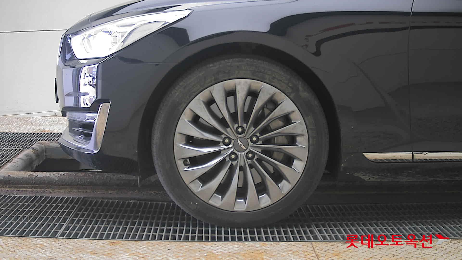 2016 - Genesis EQ900