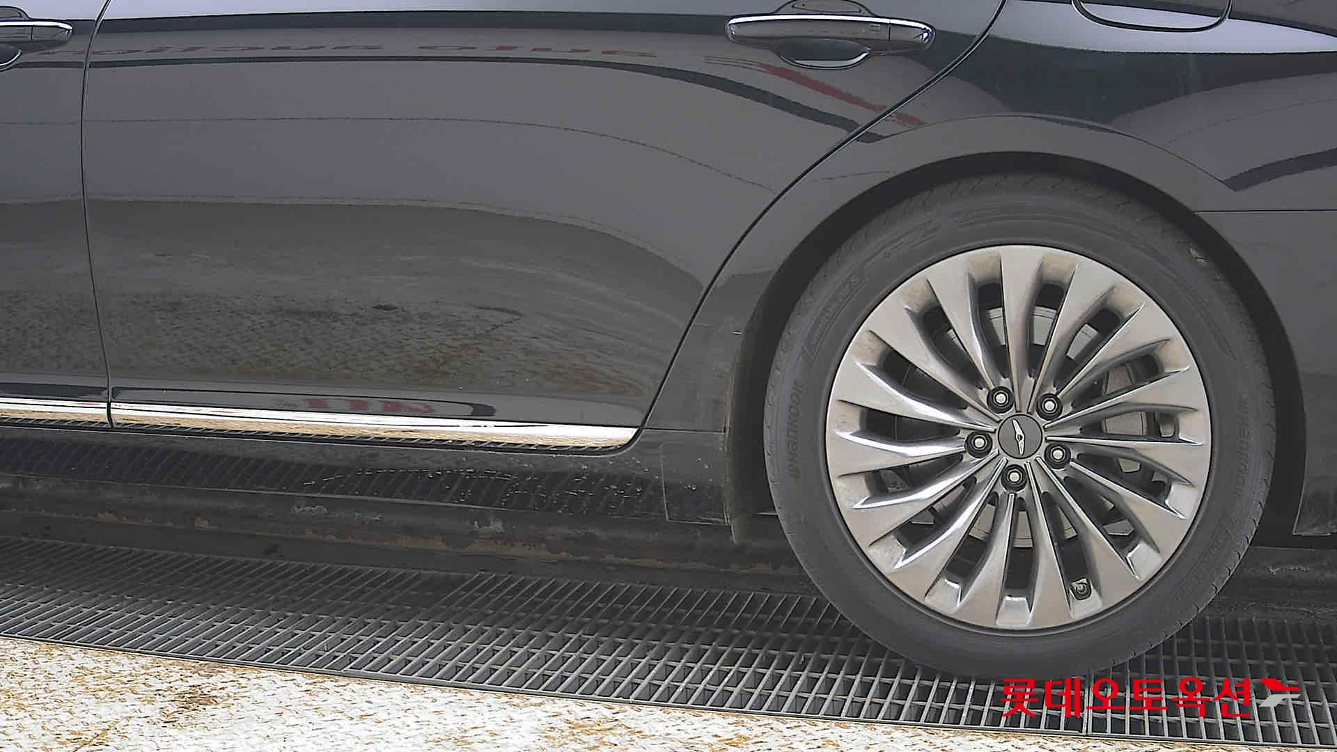 2016 - Genesis EQ900