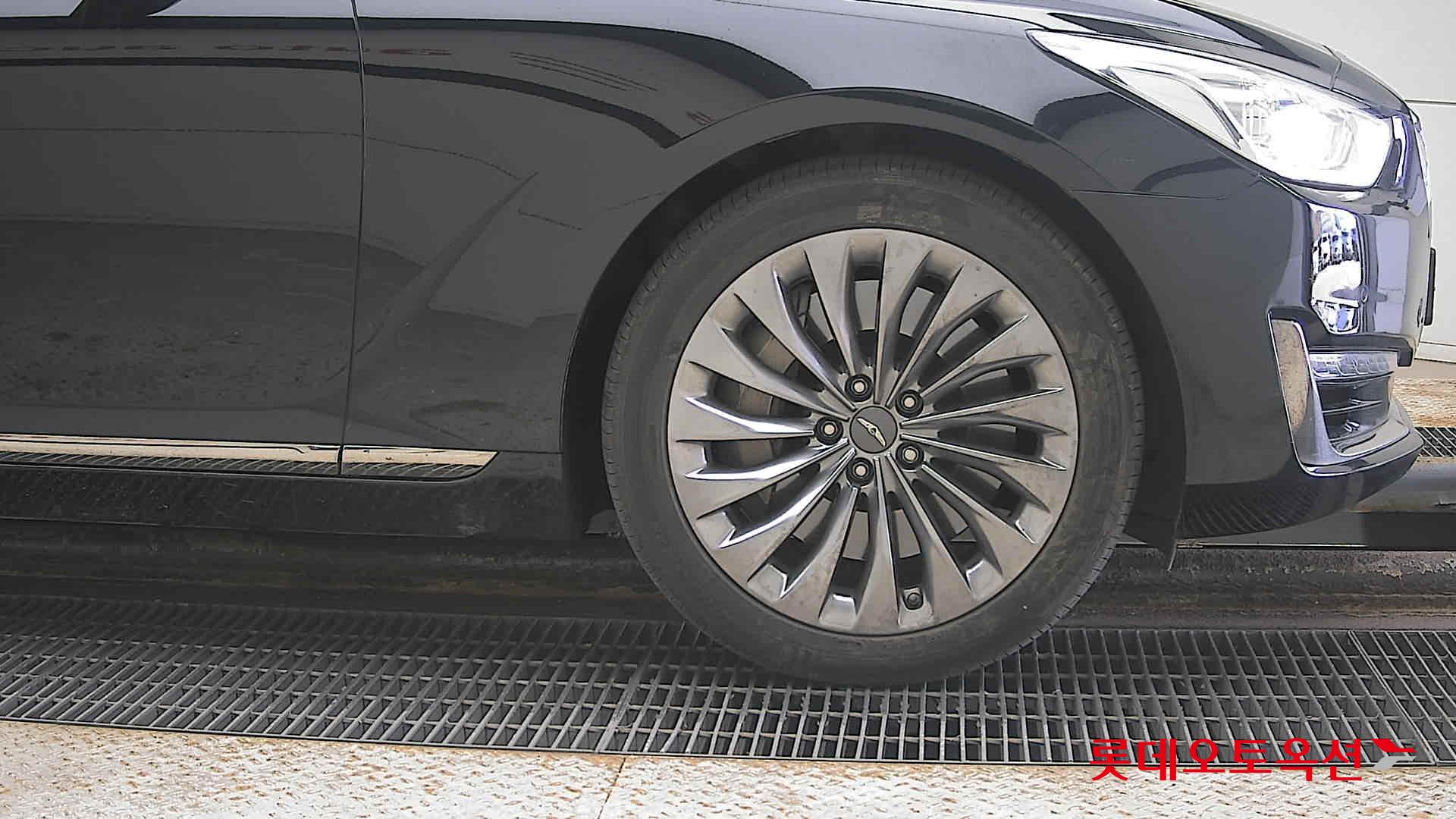 2016 - Genesis EQ900