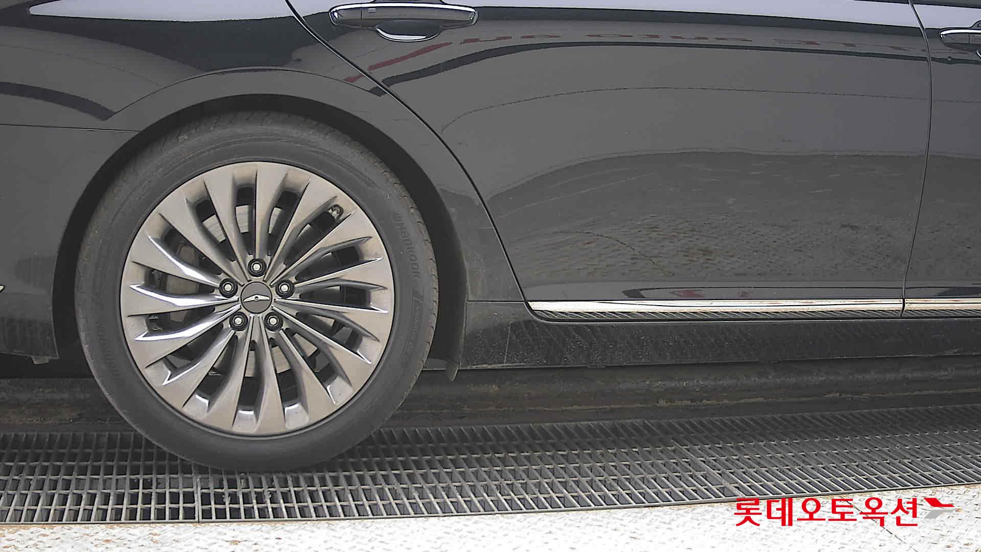 2016 - Genesis EQ900