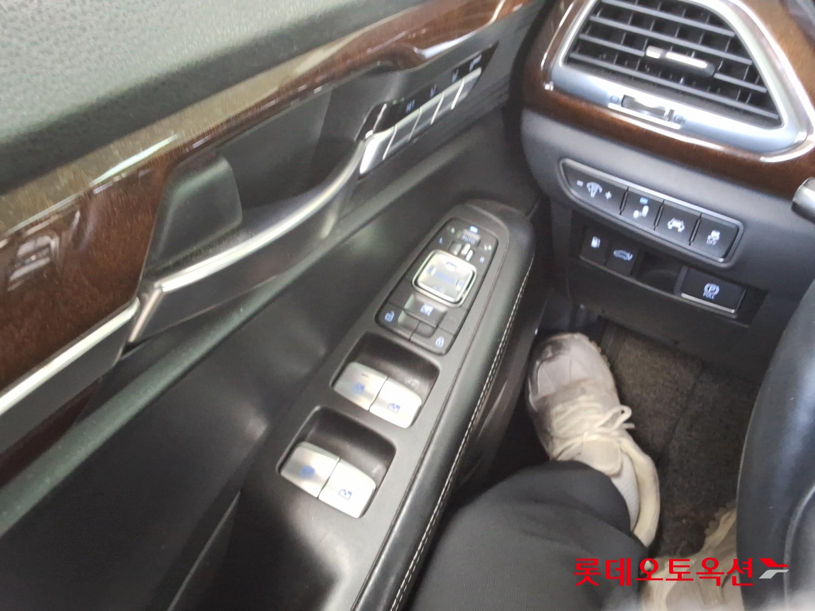 2016 - Genesis EQ900