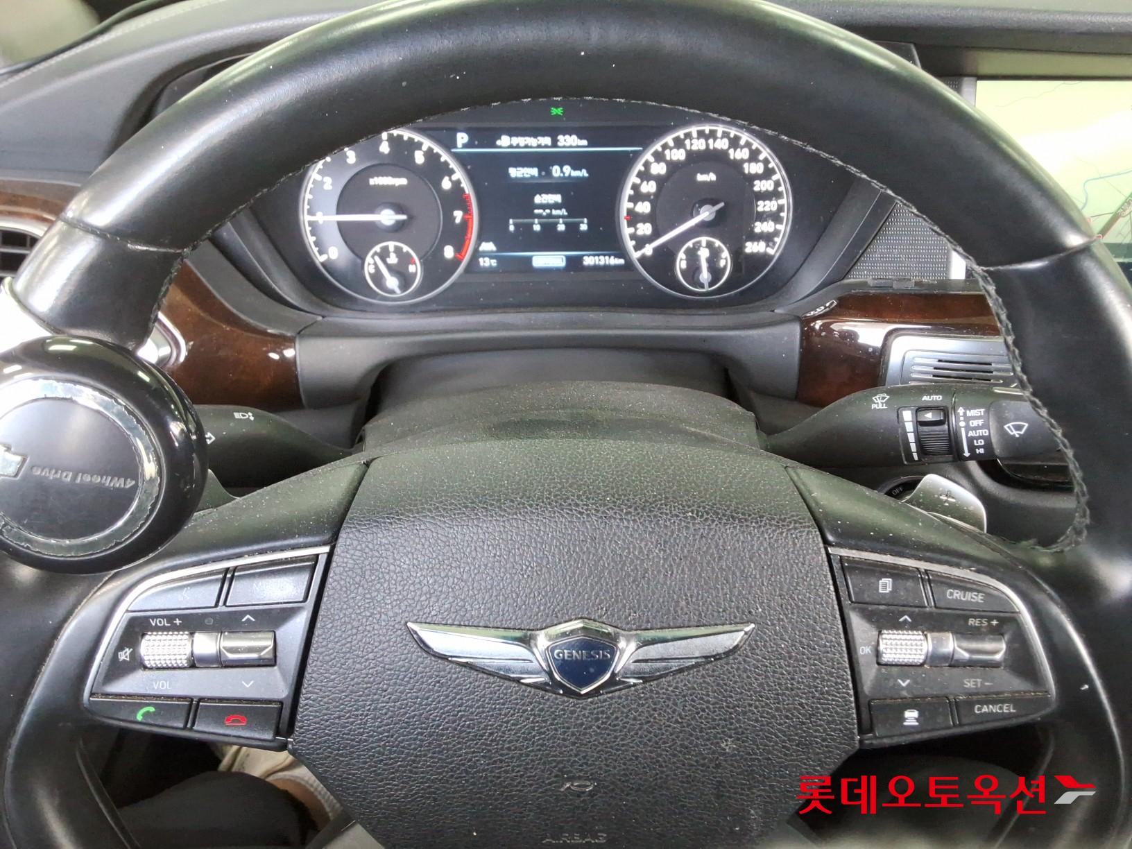 2016 - Genesis EQ900