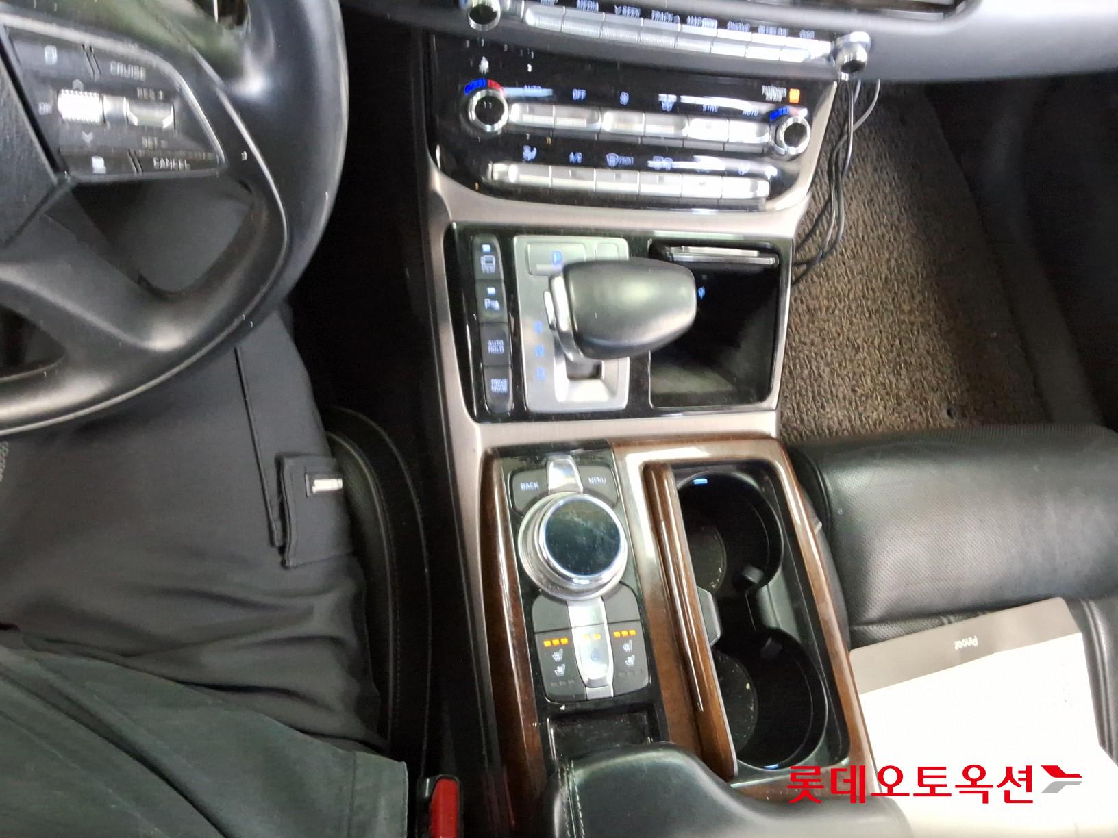 2016 - Genesis EQ900