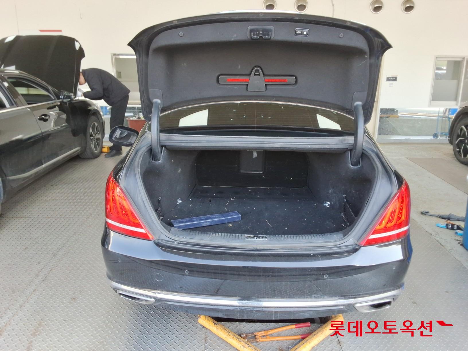 2016 - Genesis EQ900