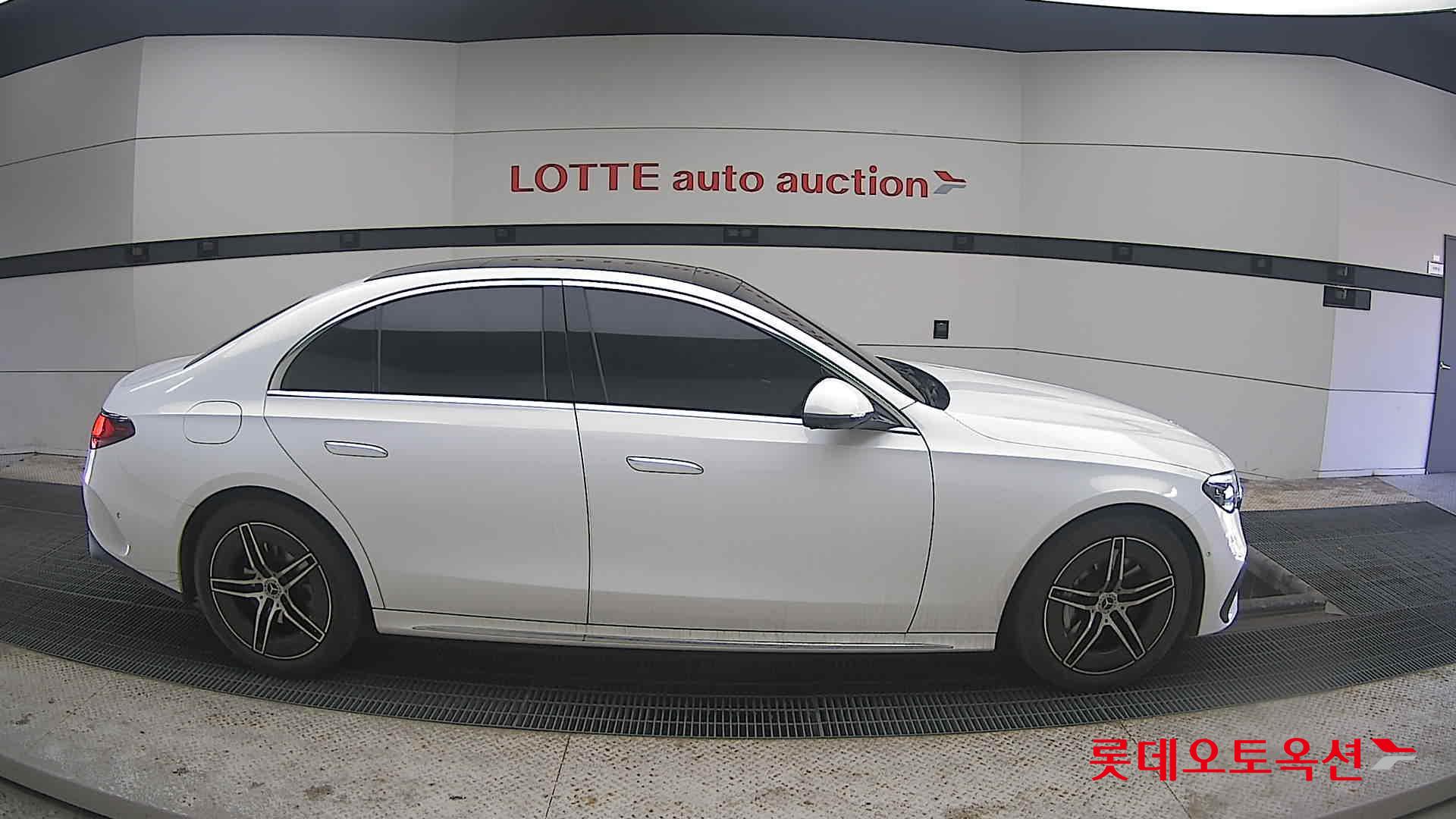 Mercedes-Benz E-Class - 21