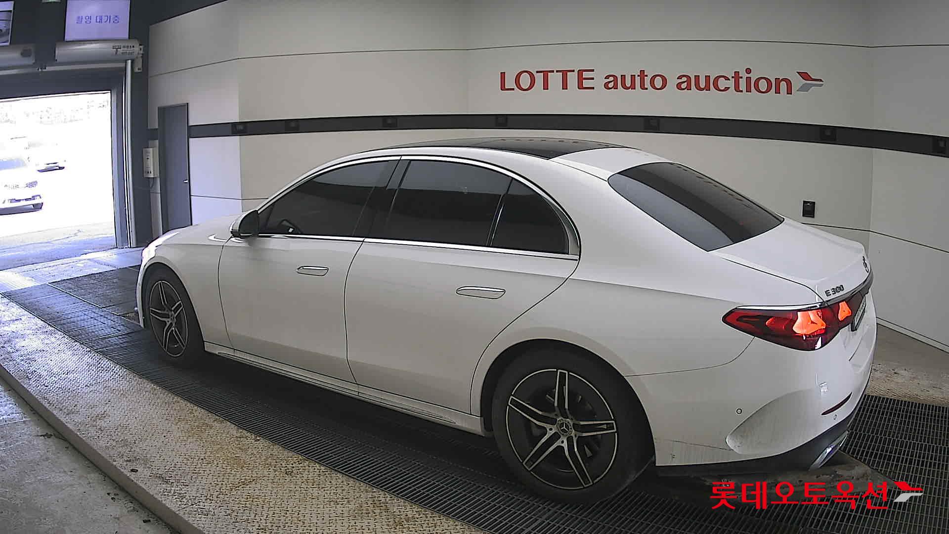 Mercedes-Benz E-Class - 15