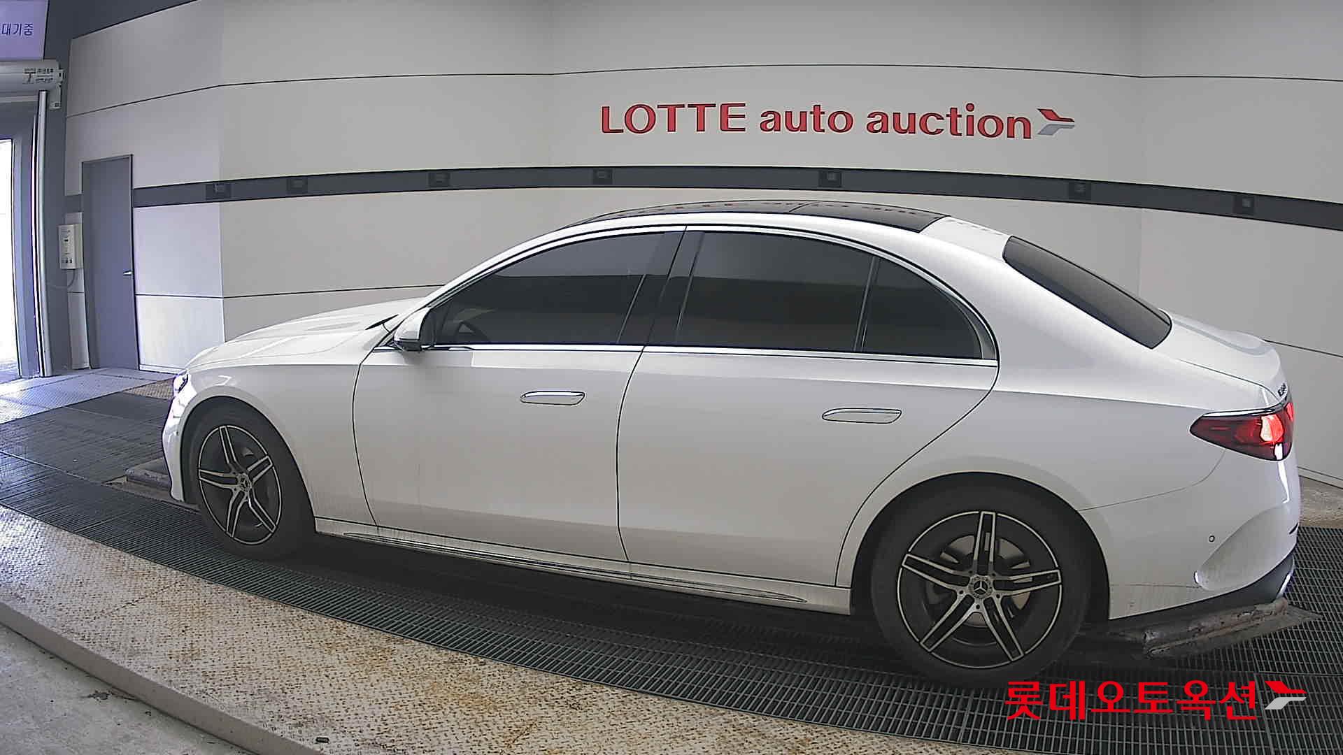 Mercedes-Benz E-Class - 14