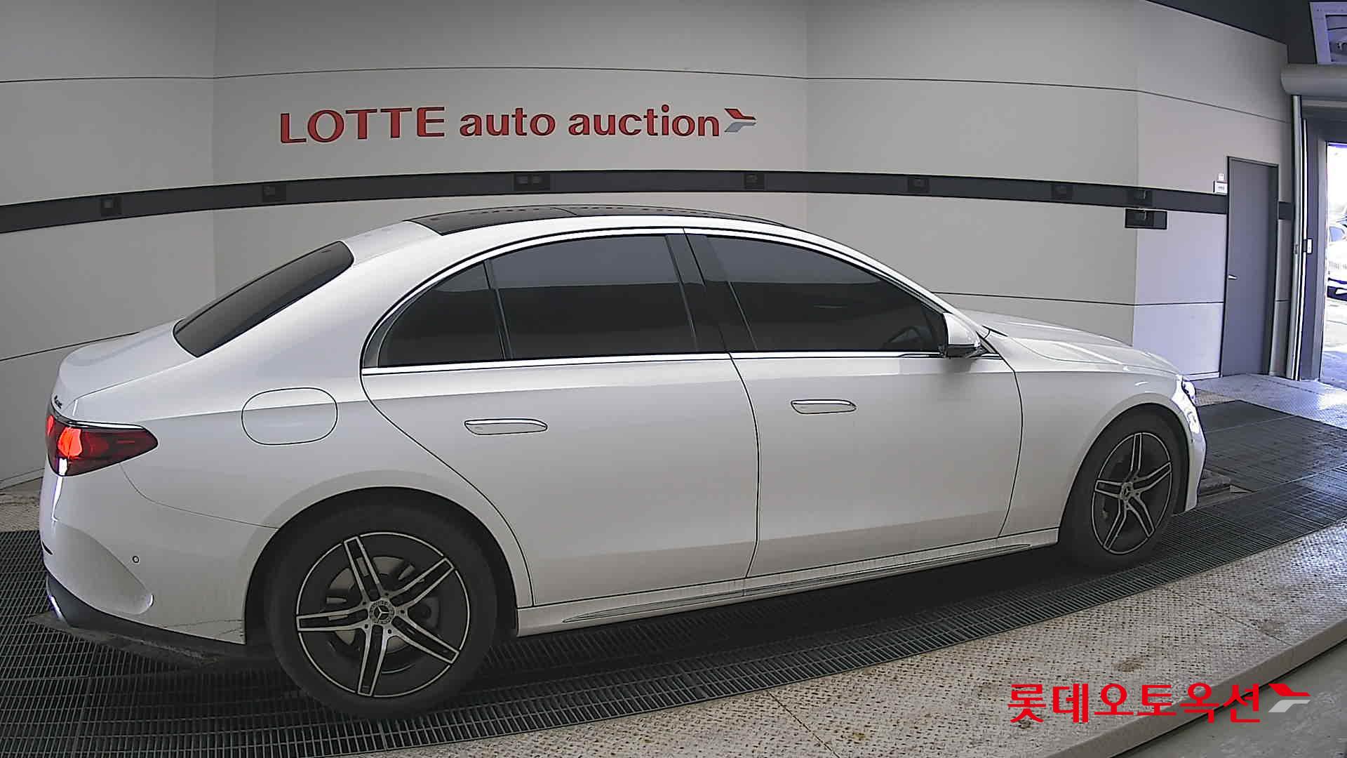 Mercedes-Benz E-Class - 20