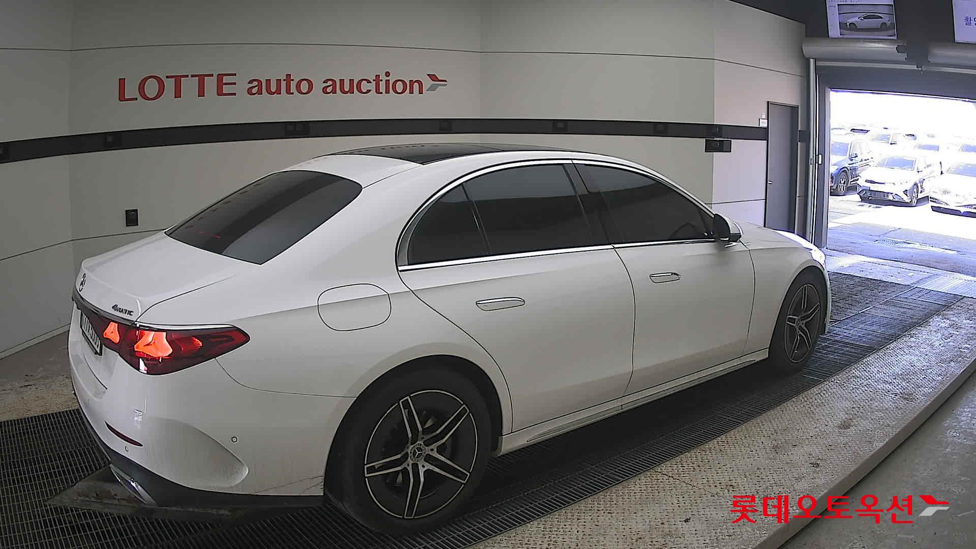 Mercedes-Benz E-Class - 19