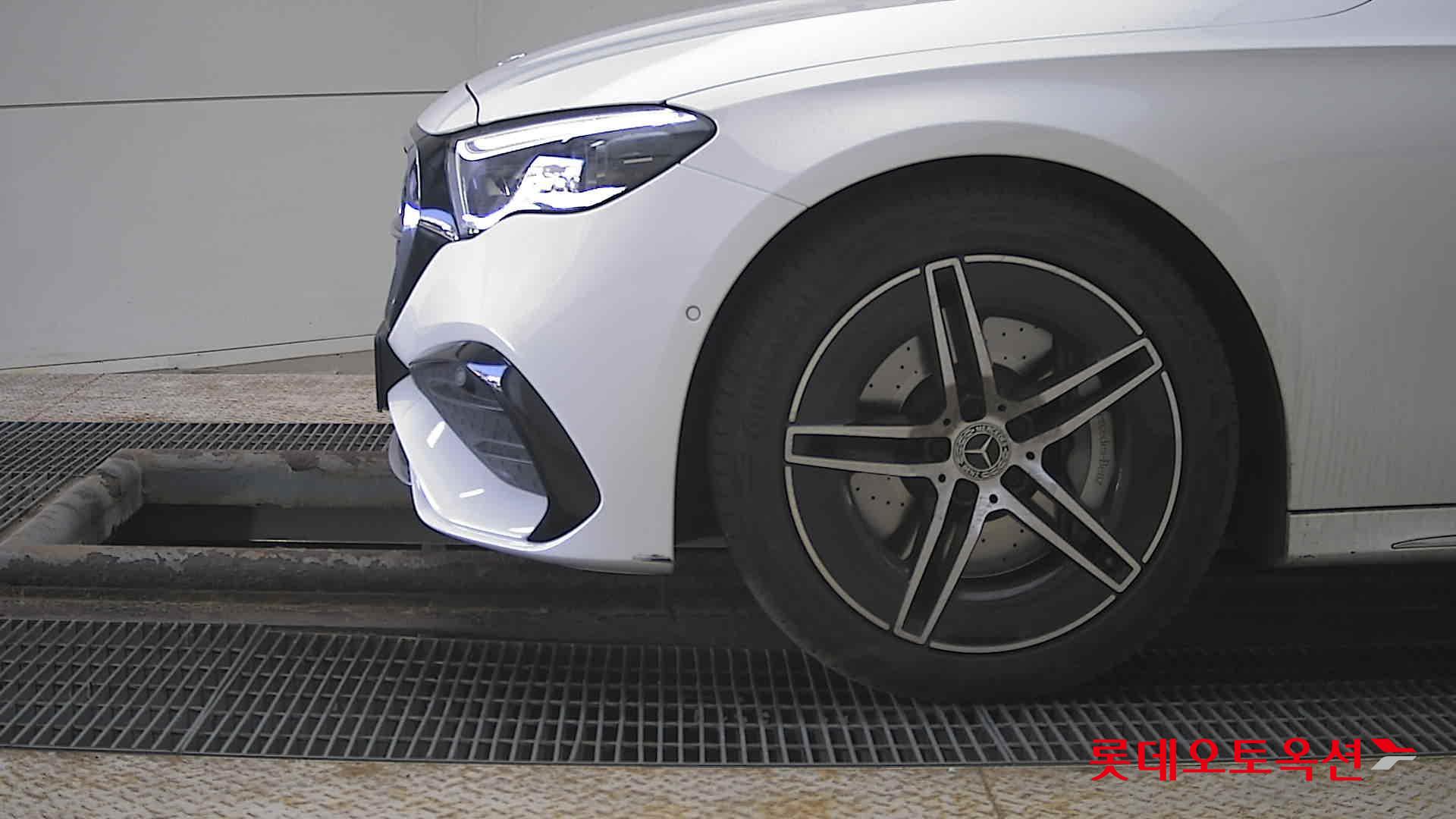 Mercedes-Benz E-Class - 25