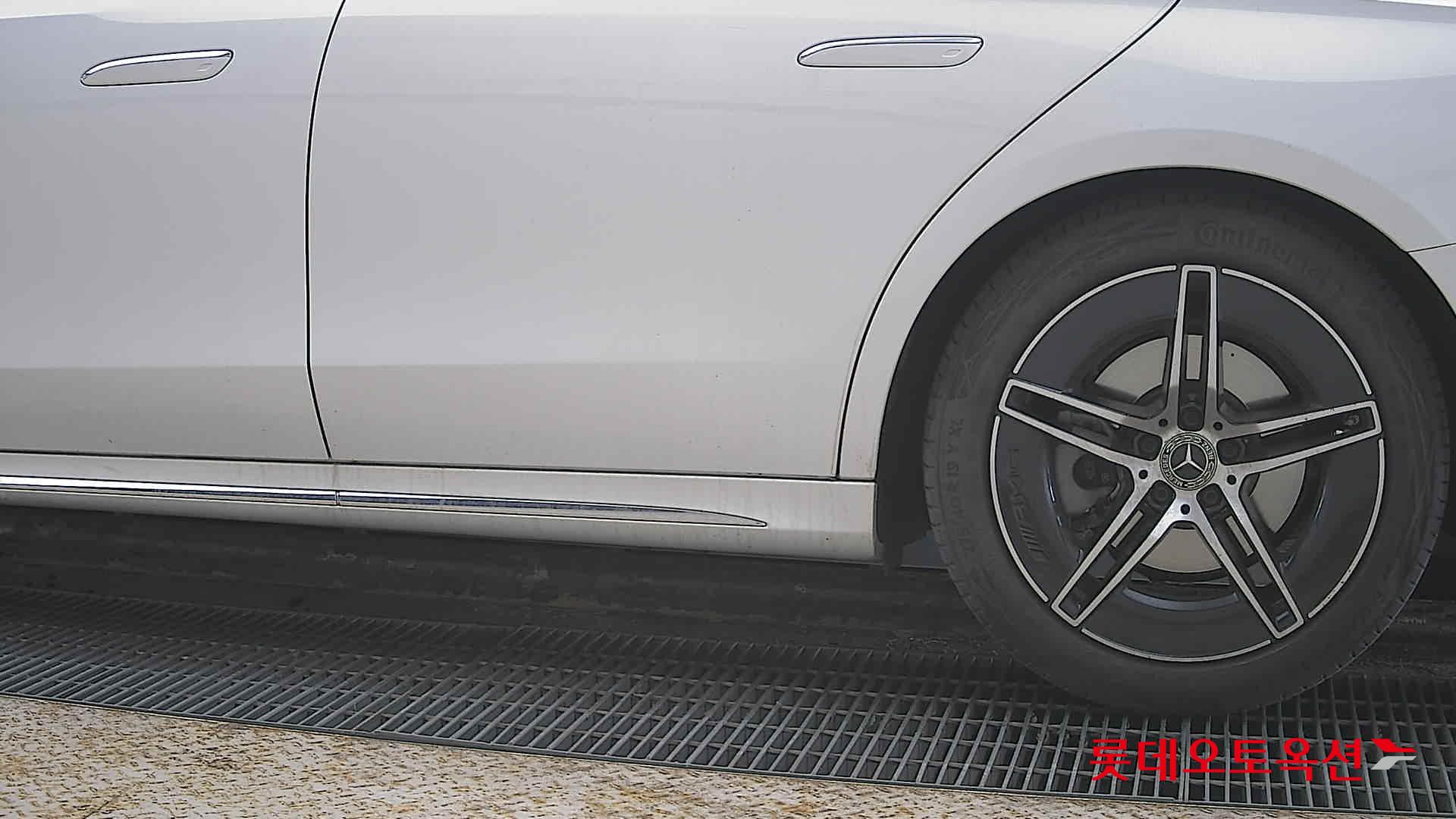 Mercedes-Benz E-Class - 26