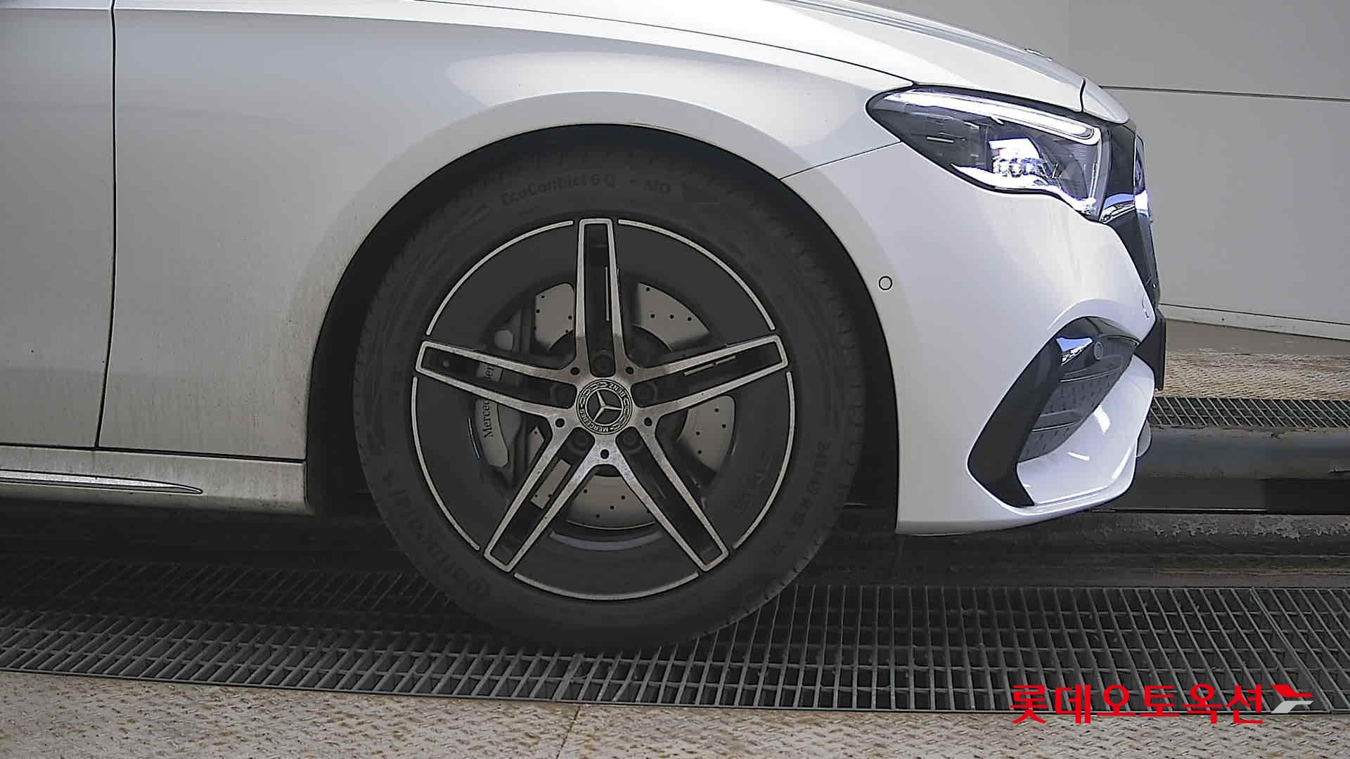 Mercedes-Benz E-Class - 27