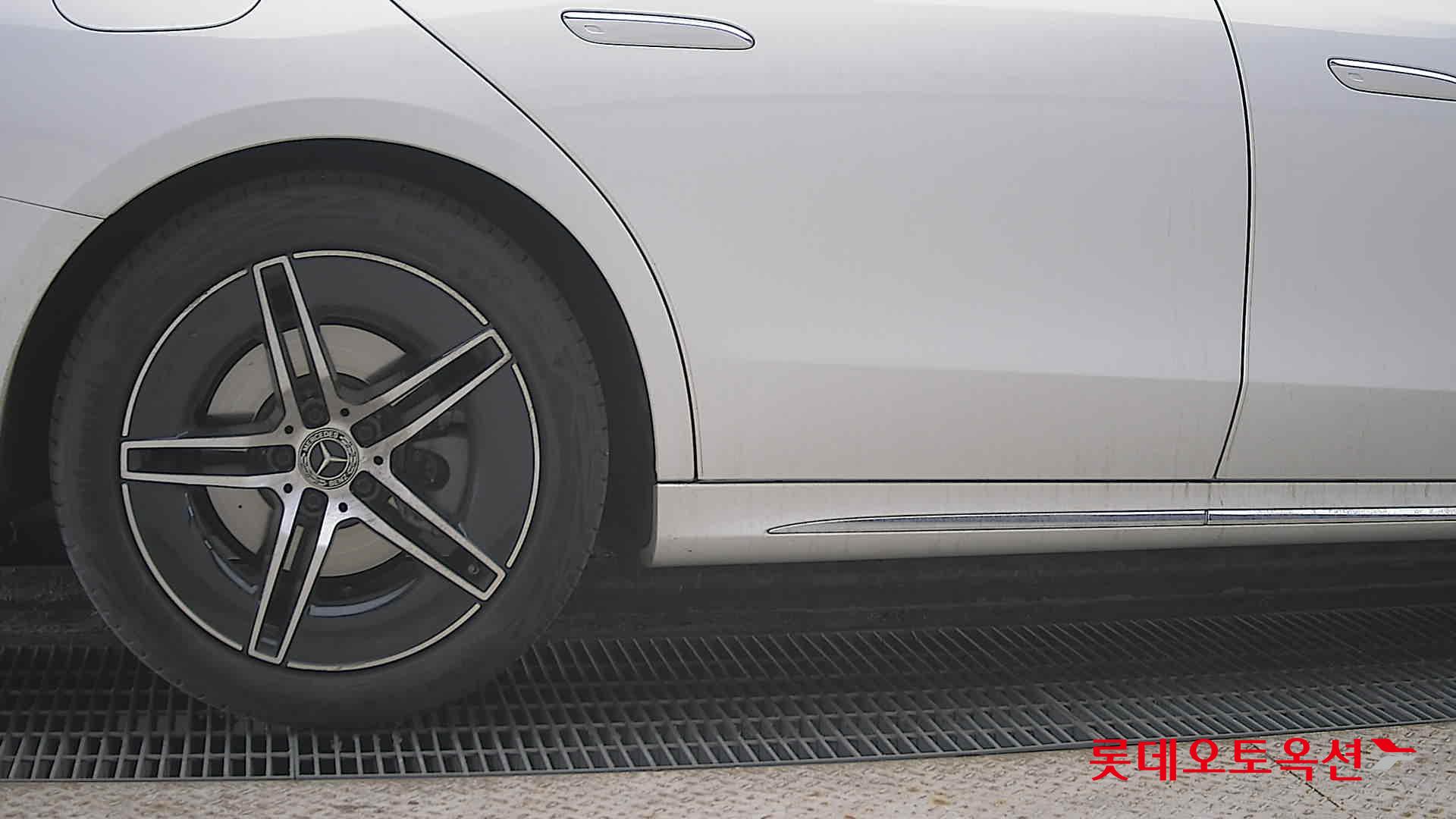 Mercedes-Benz E-Class - 28