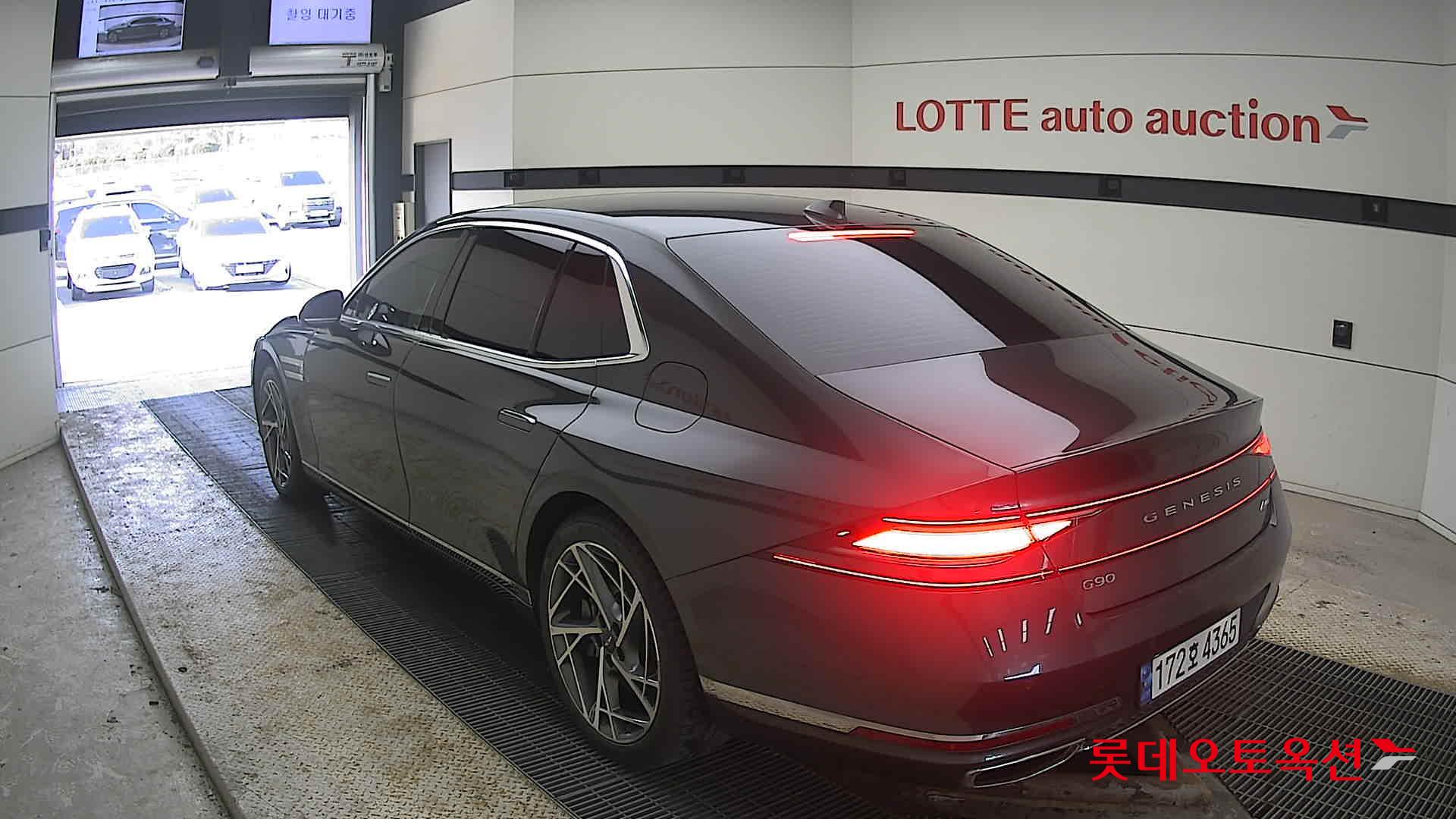 2022 - Genesis G90