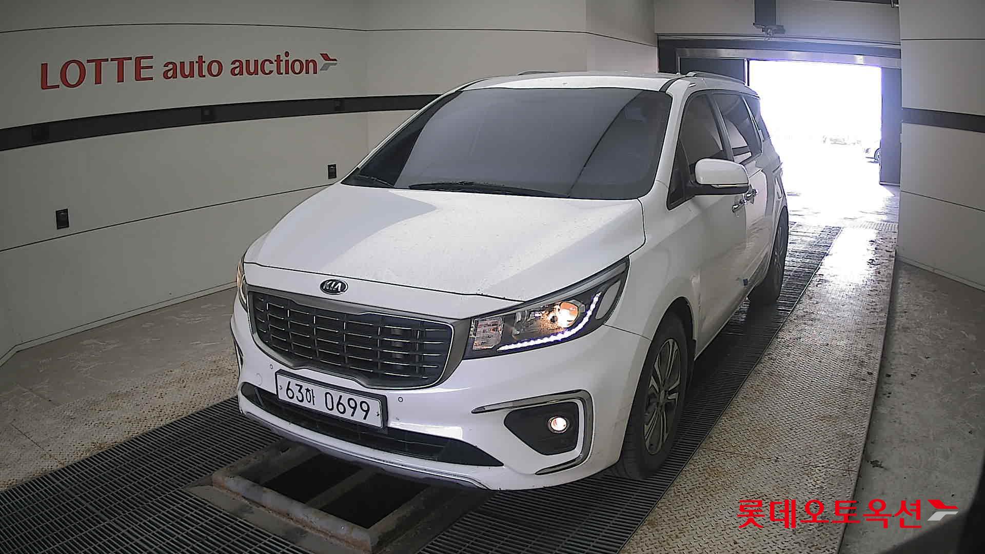 Kia Carnival 2019 Snow White Pearl (optional) из Кореи