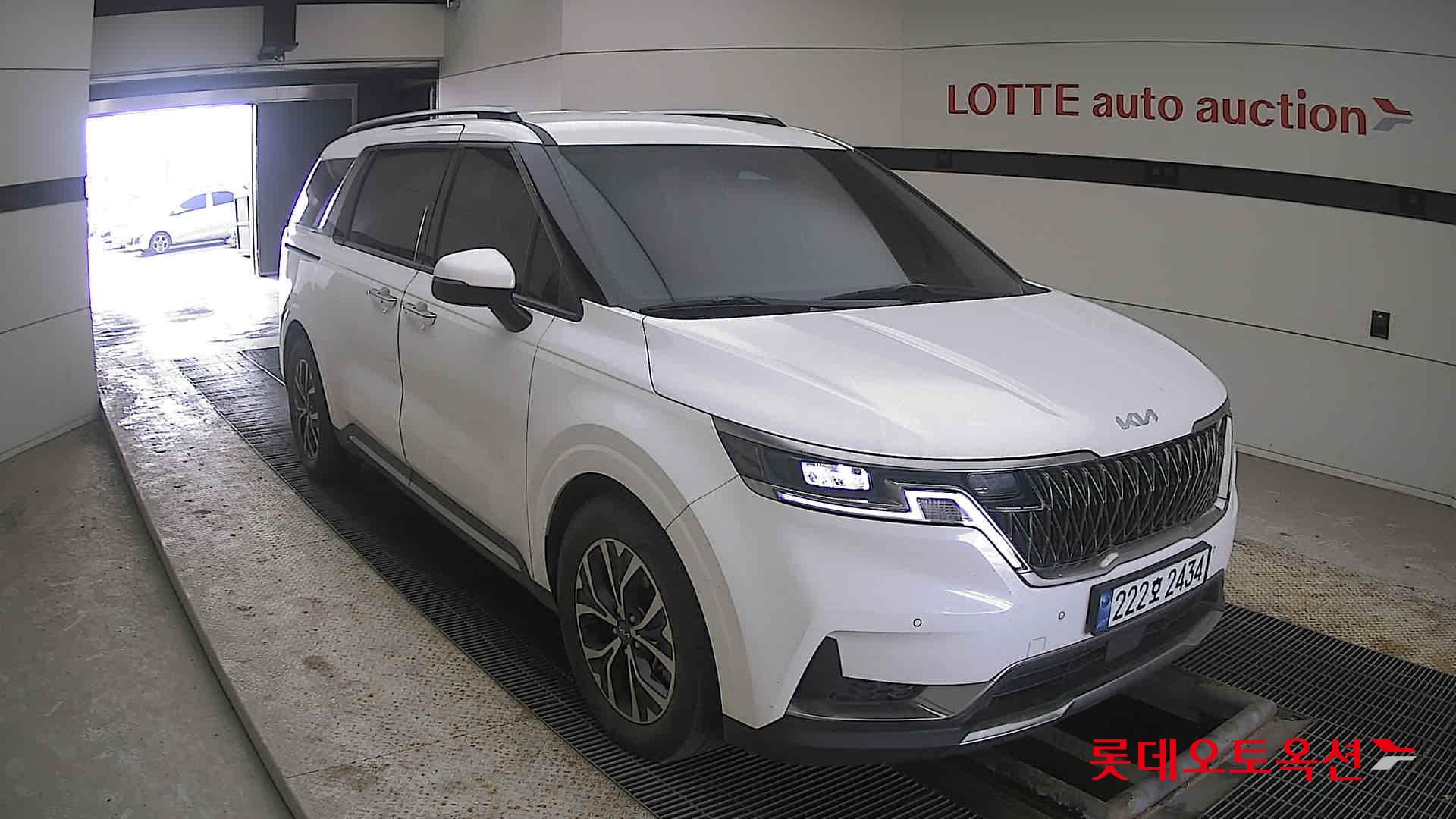 Kia Carnival 2023 Snow White Pearl из Кореи, фото 2