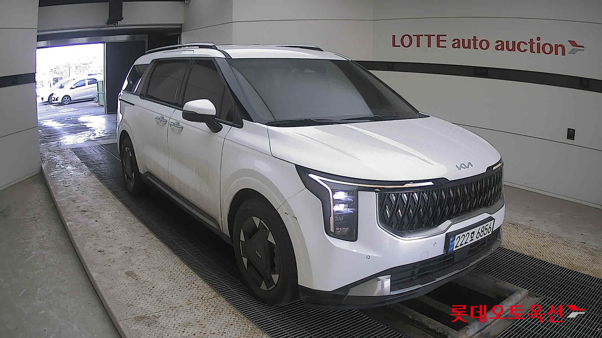 Kia Carnival Hybrid 2024 Snow White Pearl из Кореи, фото 2